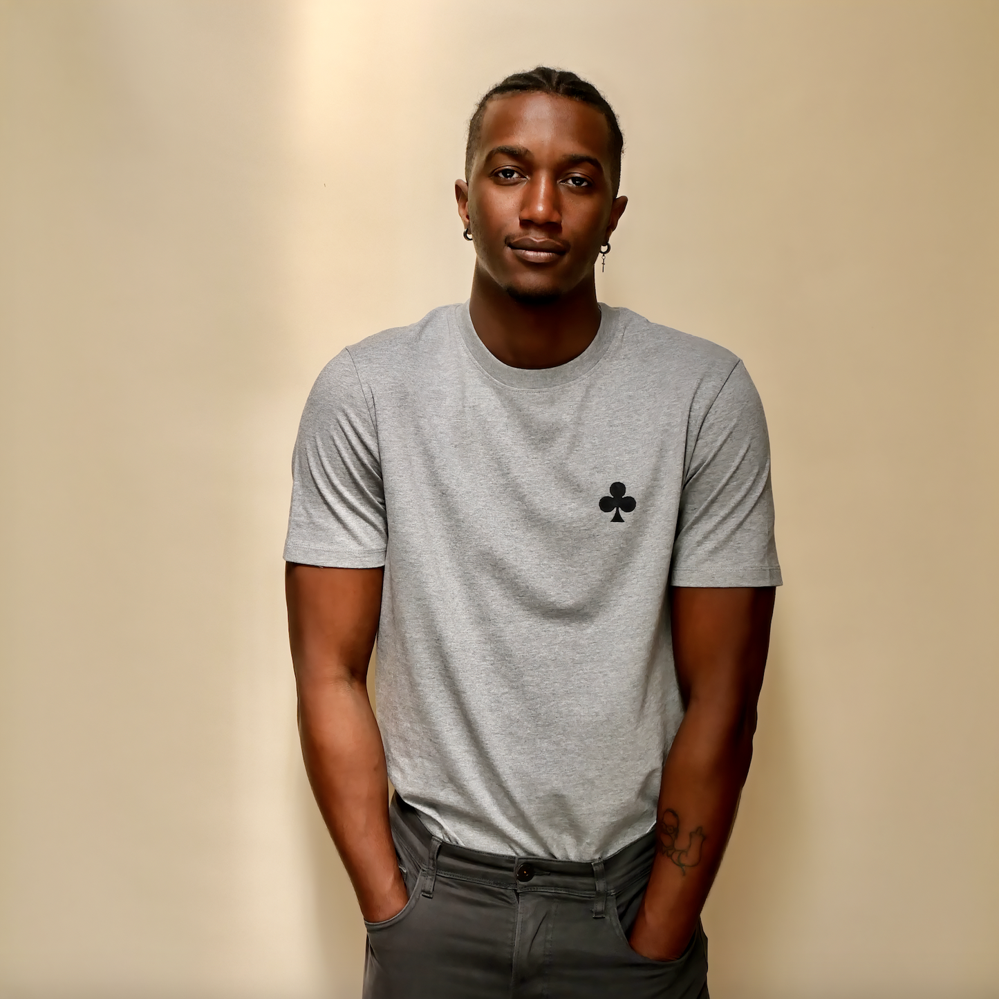 monsieurbarr t-shirt gris chiné trèfle brodé noir mat côté coeur