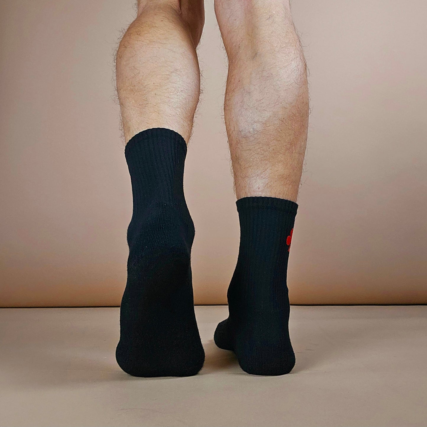 Chaussettes noires en coton biologique brodés trèfle rouge