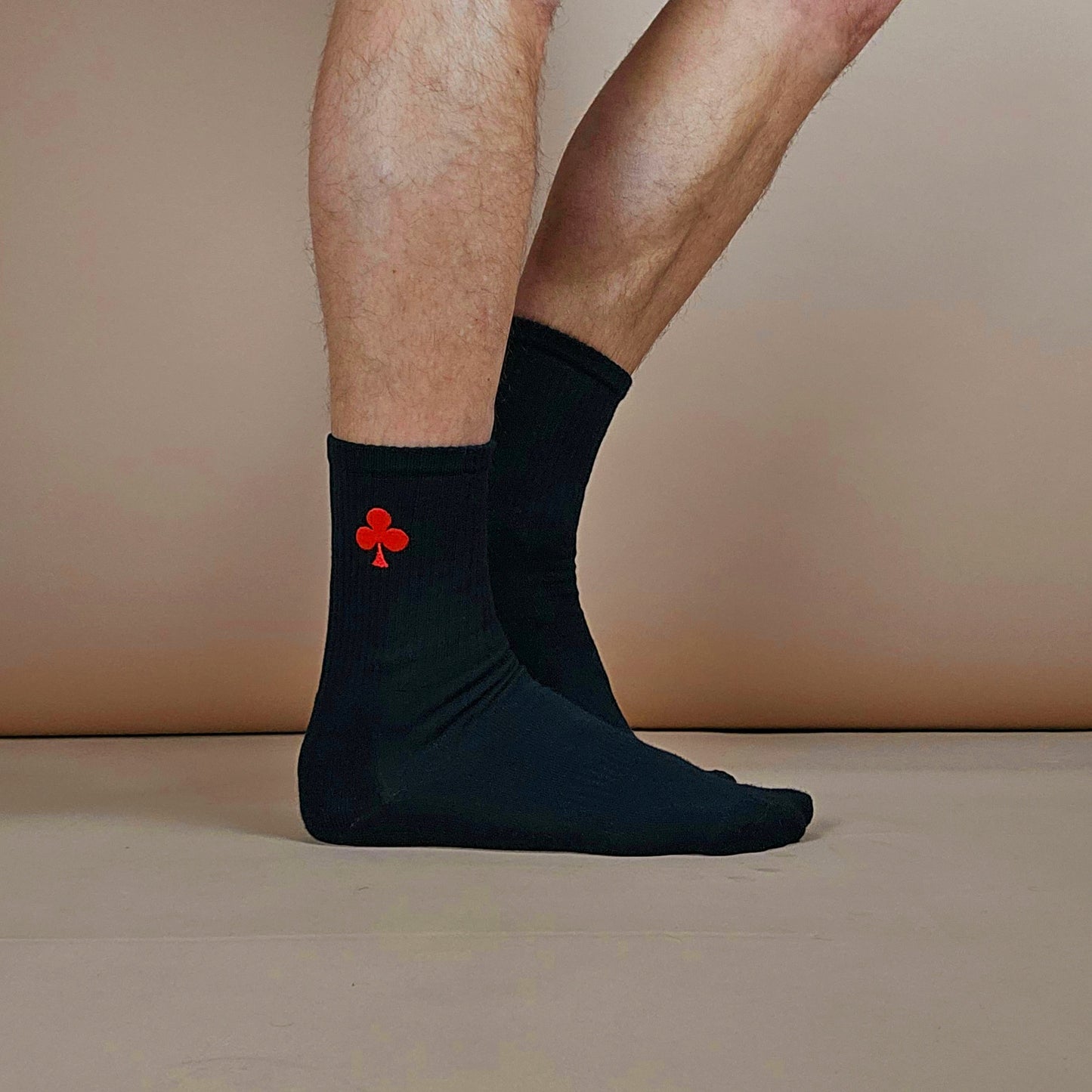 Chaussettes noires en coton biologique brodés trèfle rouge