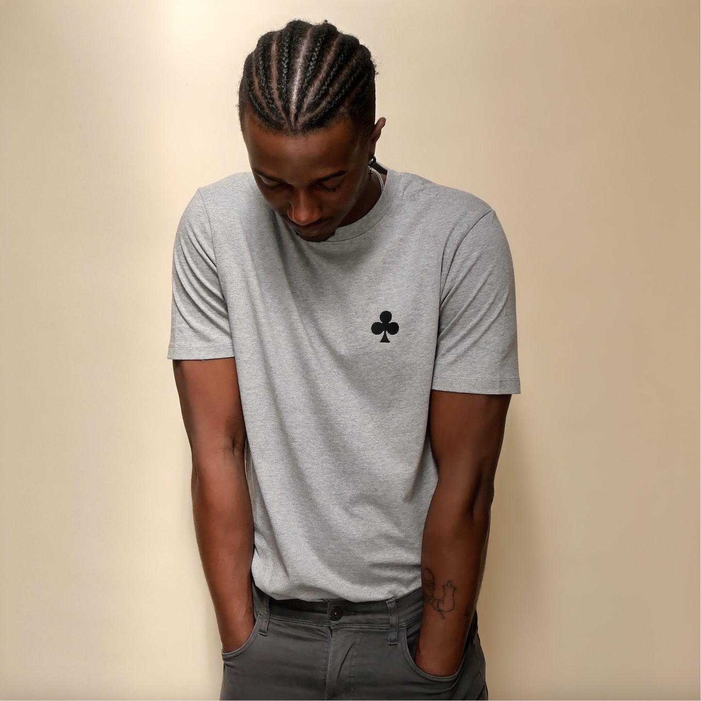 monsieurbarr t-shirt gris chiné trèfle brodé noir mat côté coeur