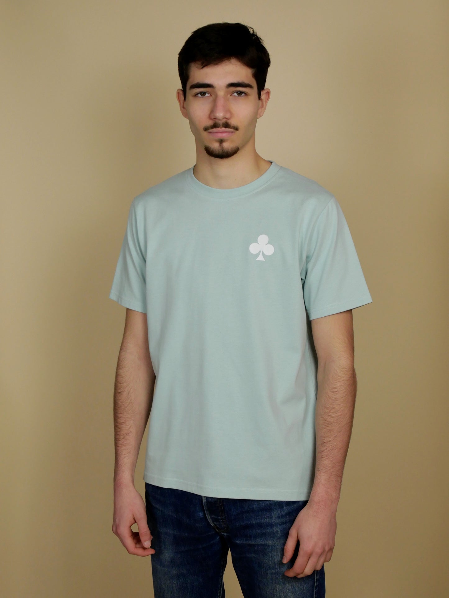 MonsieurBarr T-shirt Bleu Cold avec Trèfle Blanc, confectionné au Portugal