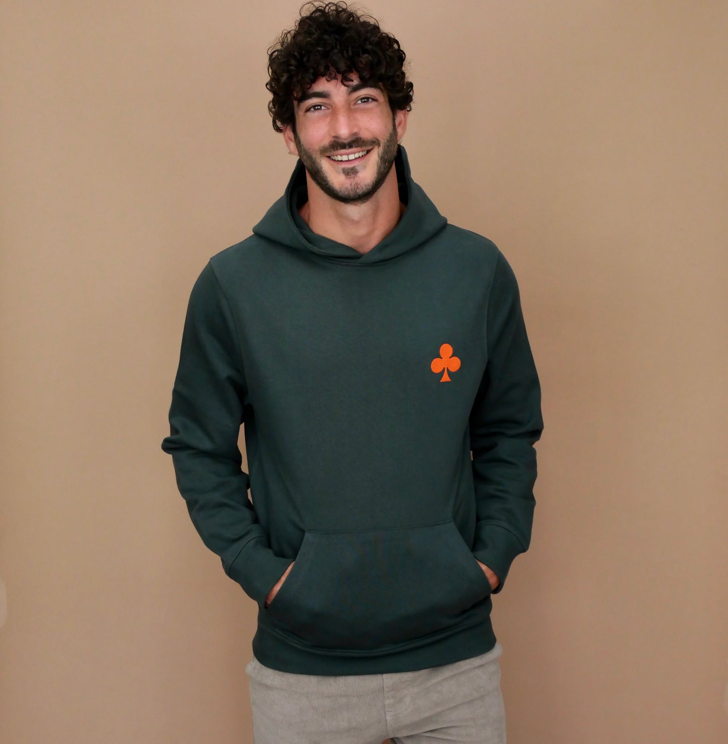 monsieurbarr sweat à capuche vert sapin trèfle brodé orange