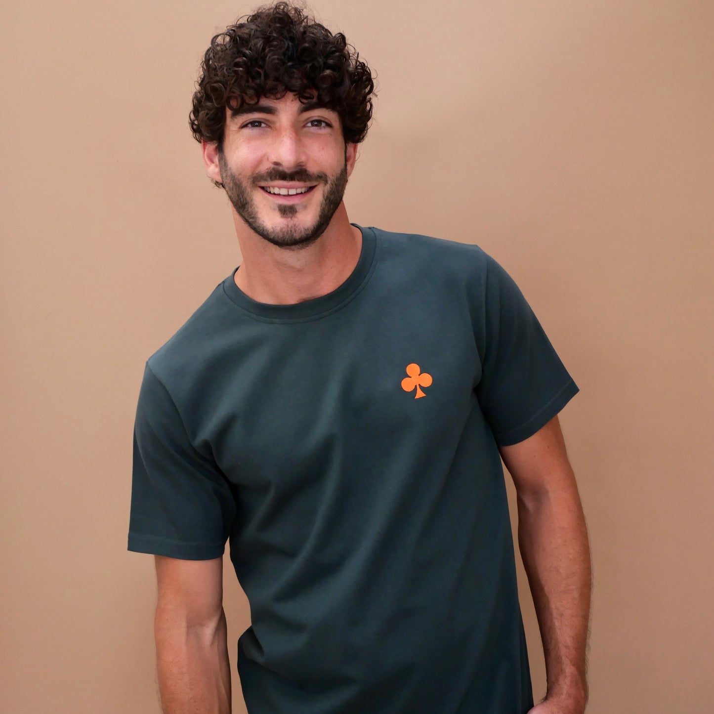 MONSIEURBARR T-shirt vert sauvage fbriqué au Portugal broderie trèfle orange côté coeur