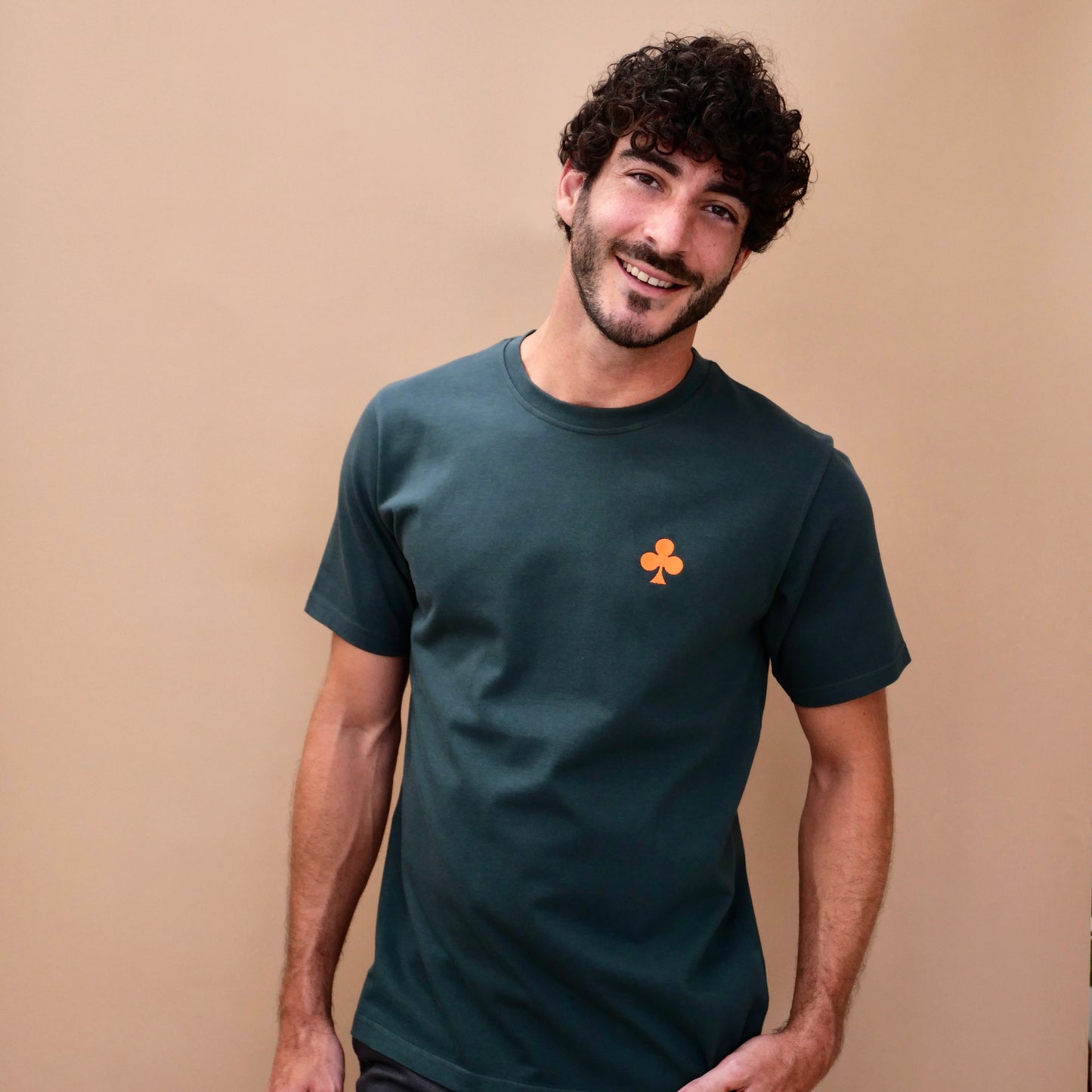 MONSIEURBARR T-shirt vert sauvage fbriqué au Portugal broderie trèfle orange côté coeur