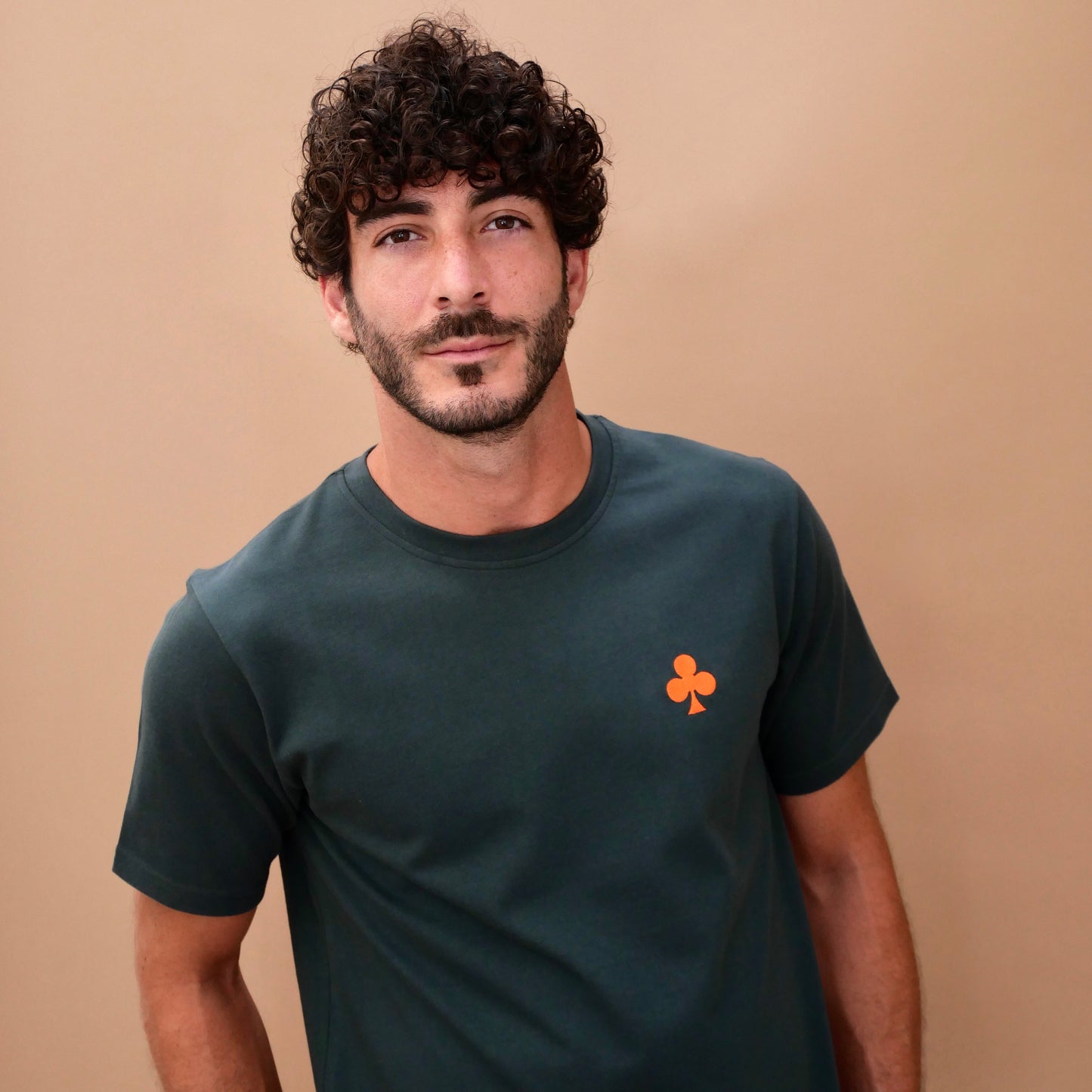 MONSIEURBARR T-shirt vert sauvage fbriqué au Portugal broderie trèfle orange côté coeur
