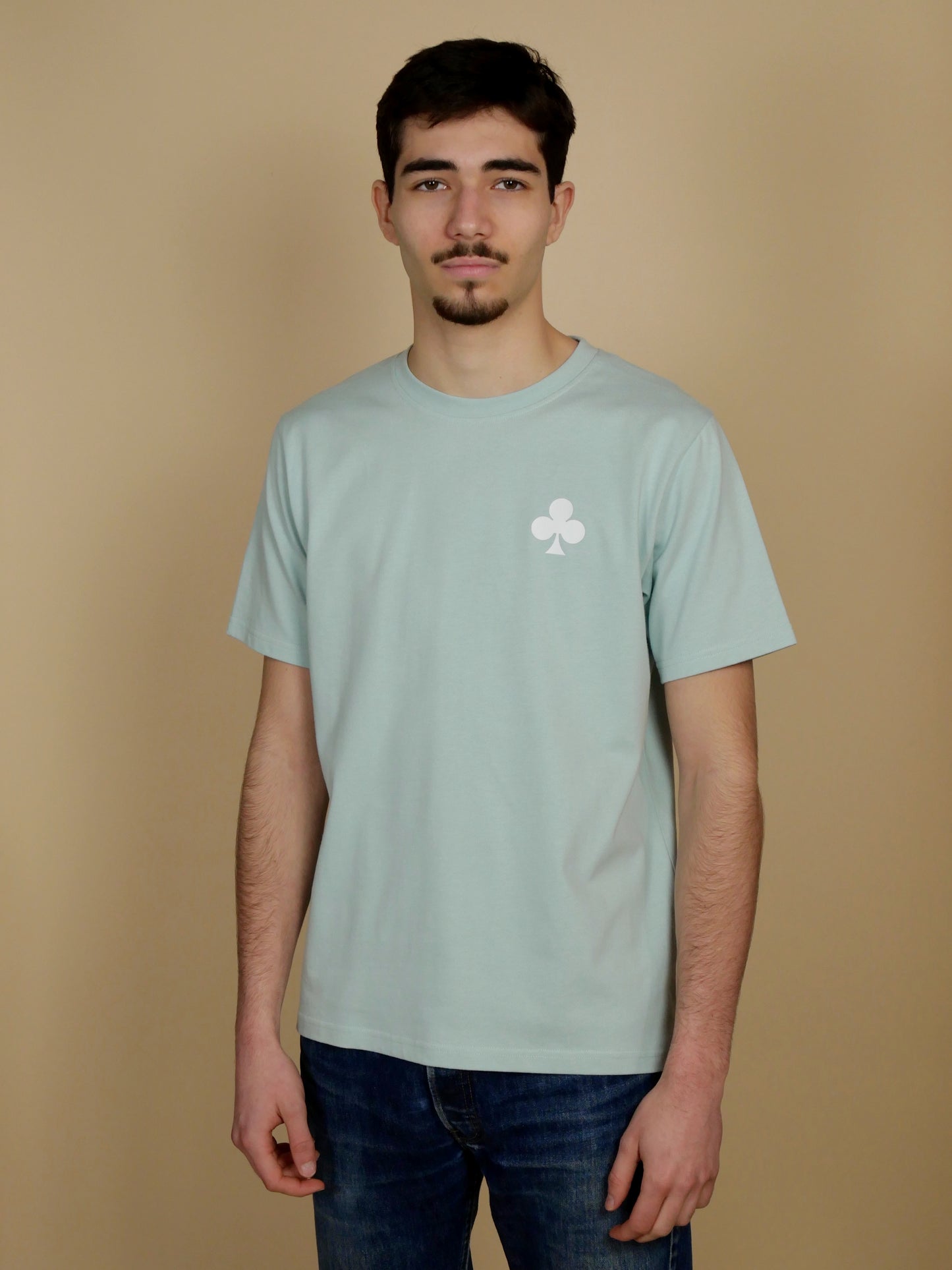 T-shirt Bleu Froid MonsieurBarr avec Trèfle Blanc, made in Portugal