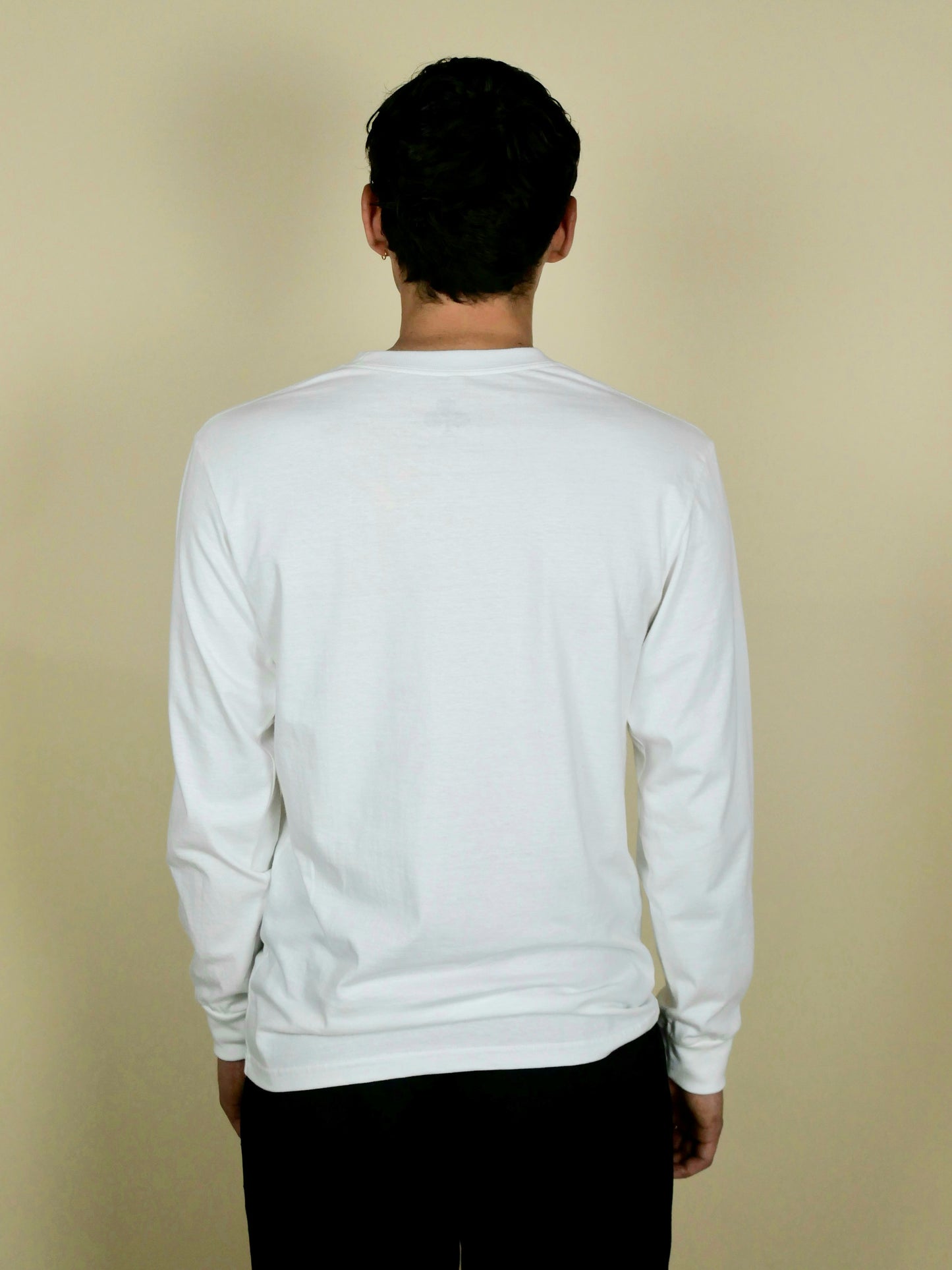 T-shirt manches longues blanc en coton premium, rehaussé d’un trèfle brodé noir mat signature