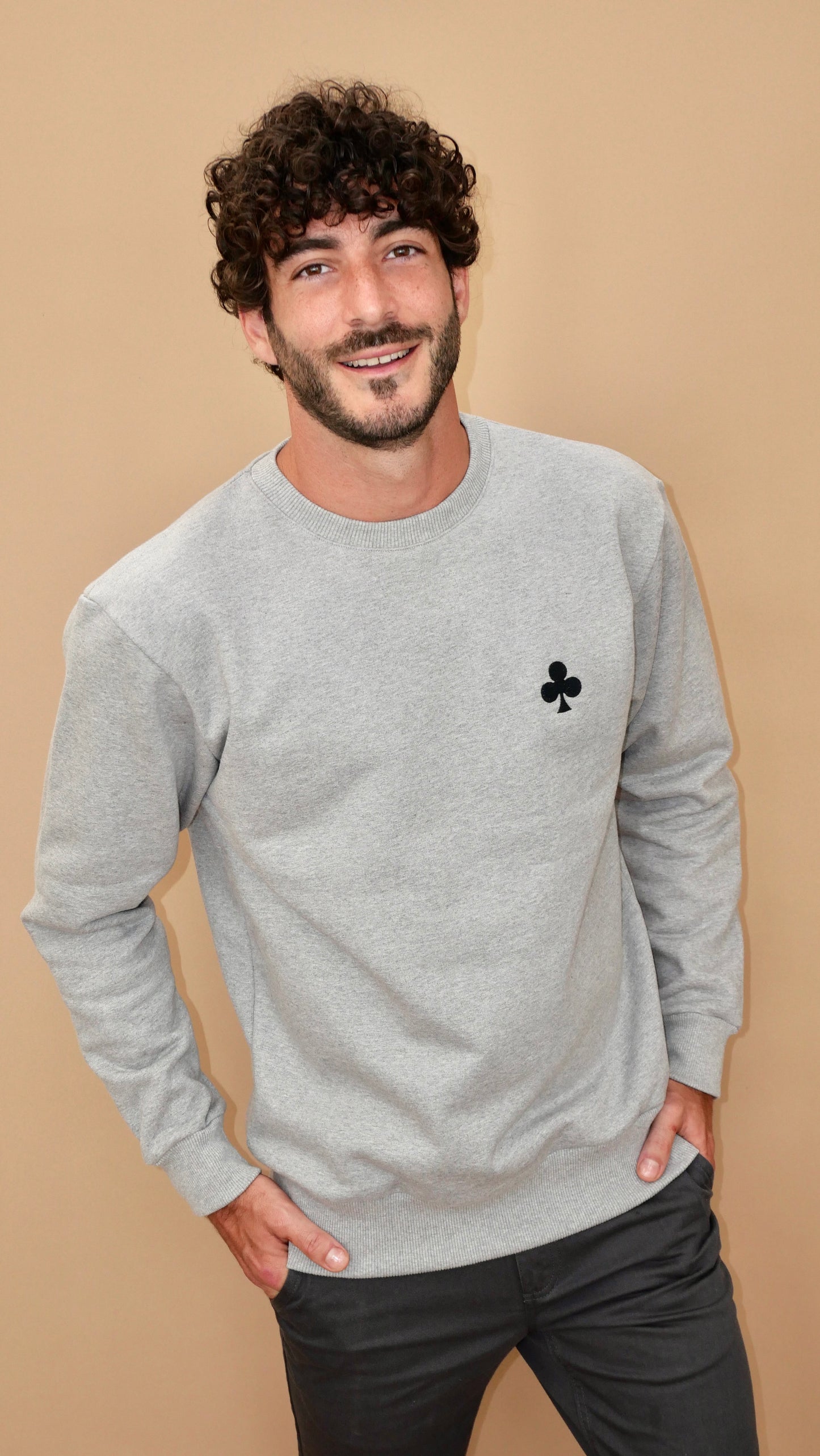 monsieurbarr sweatshirt col rond gris chiné trèfle brodé noir