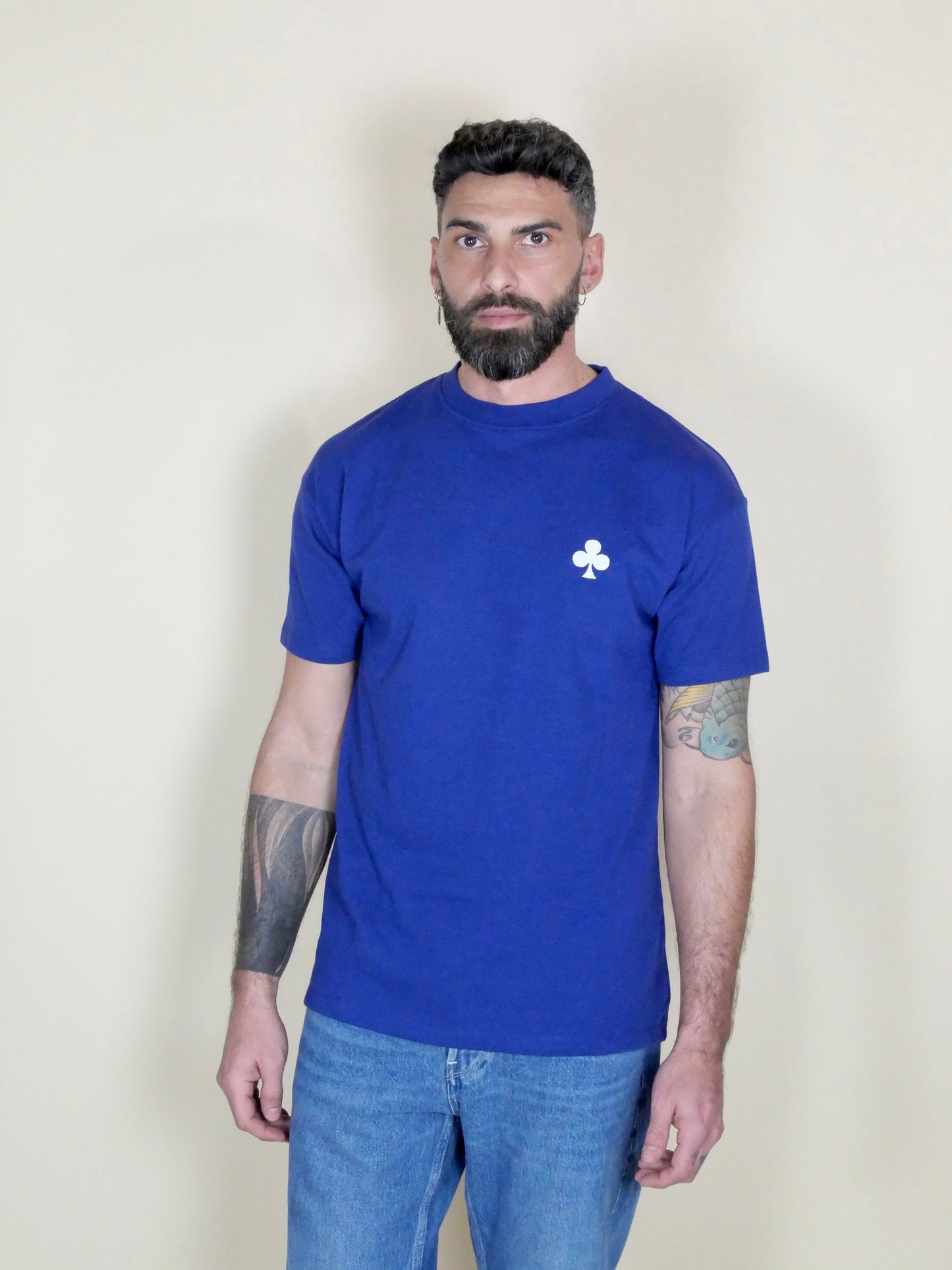 monsieurbarr Coton biologique adouci et pré-rétréci pour un confort premium. Une pièce workwear contemporaine, fabriquée au Portugal.