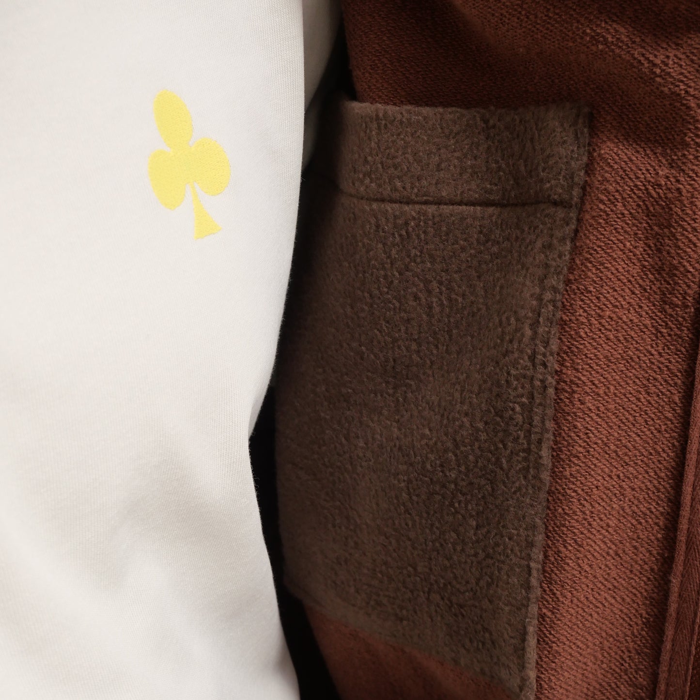 monsieurbarr détail intérieur poche hoodie oversize marron grand trèfle brodé beige