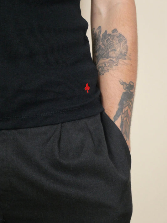 Débardeur noir côtelé coupe ajustée trèfle brodé rouge