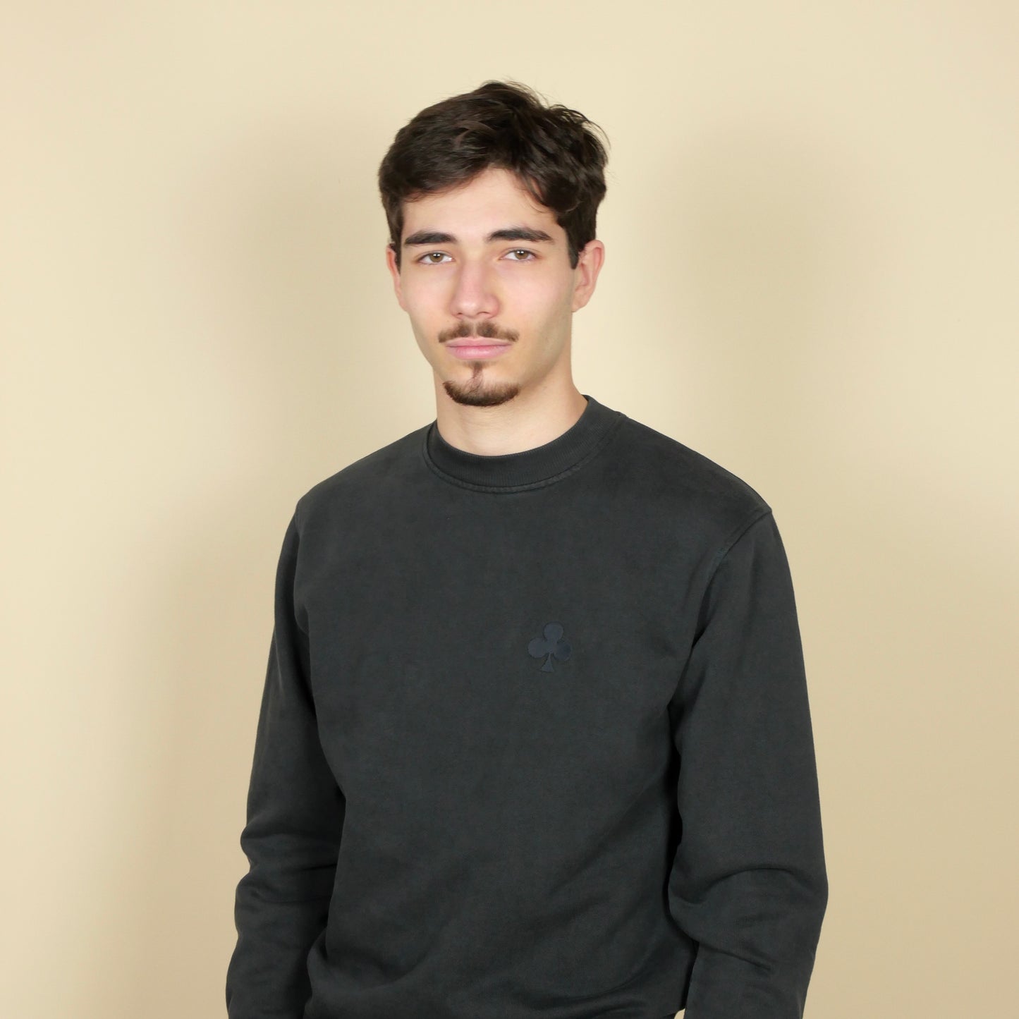 monsieur sweat-shirt noir délavé trèfle brodé noir