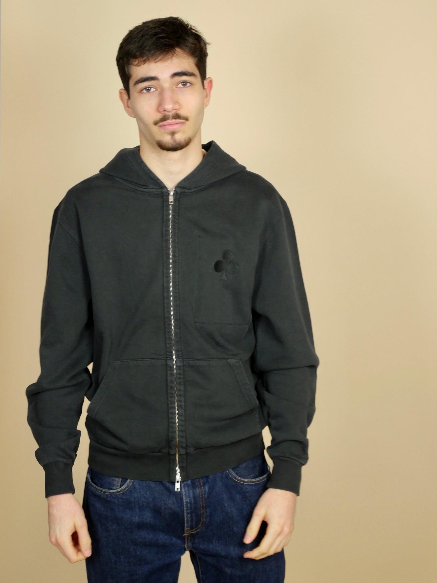 sweat a capuche zippé noir vintage grand trèfle brodé ton sur ton fabriqué au Portugal