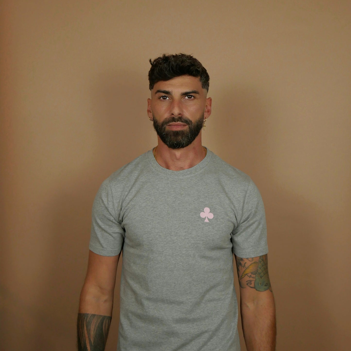 monsieurbarr t-shirt gris chiné trèfle brodé rose pâle coupe regular
