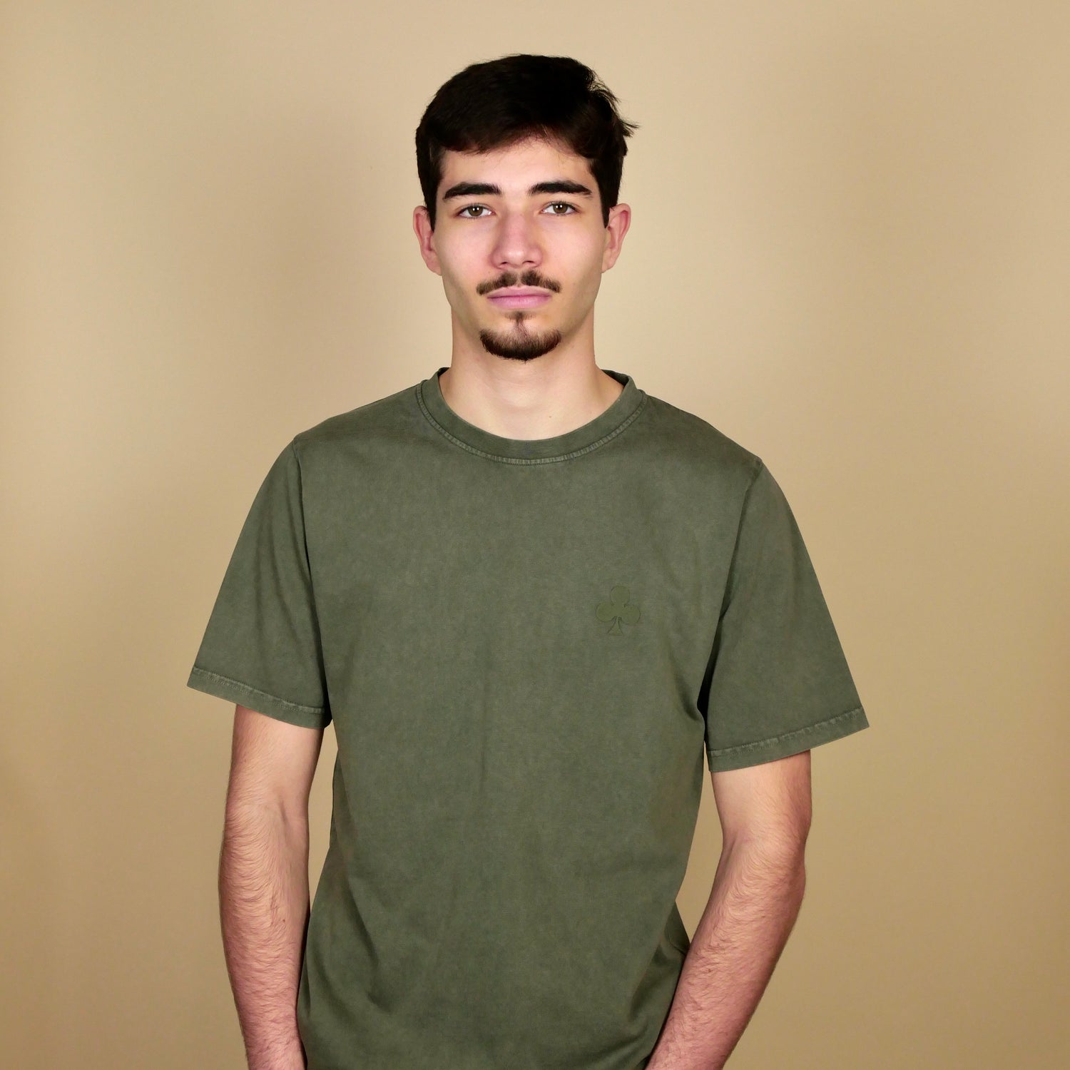 t-shirt kaki vintage trèfle brodé kaki