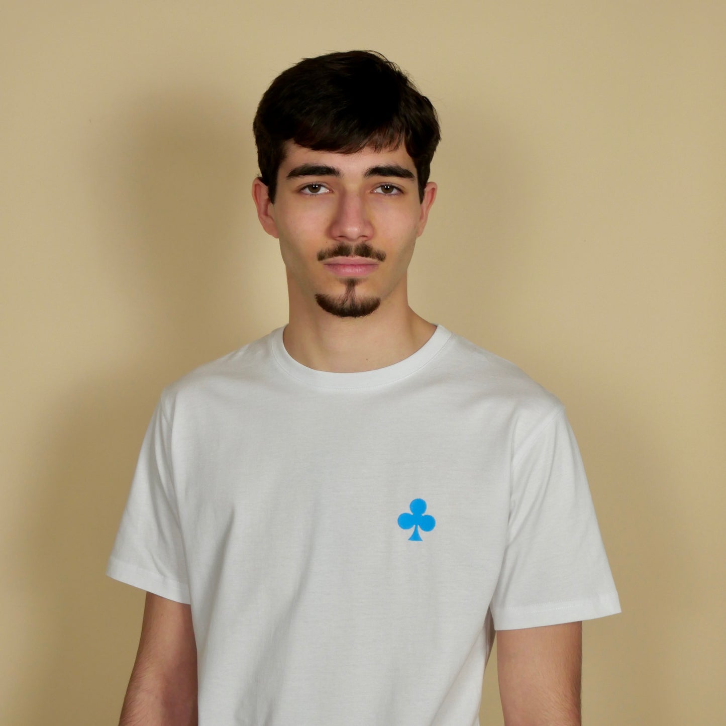 T-shirt blanc d'été trèfle brodé turquoise