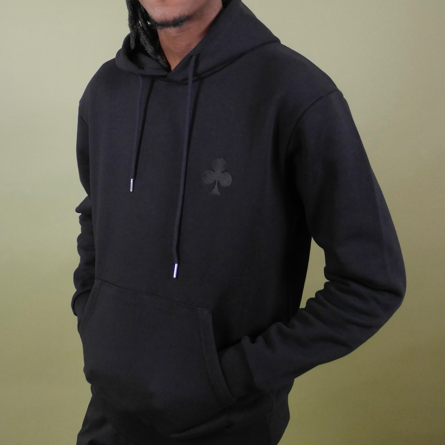 monsieurbarr hoodie noir broderie trèfle noir côté coeur