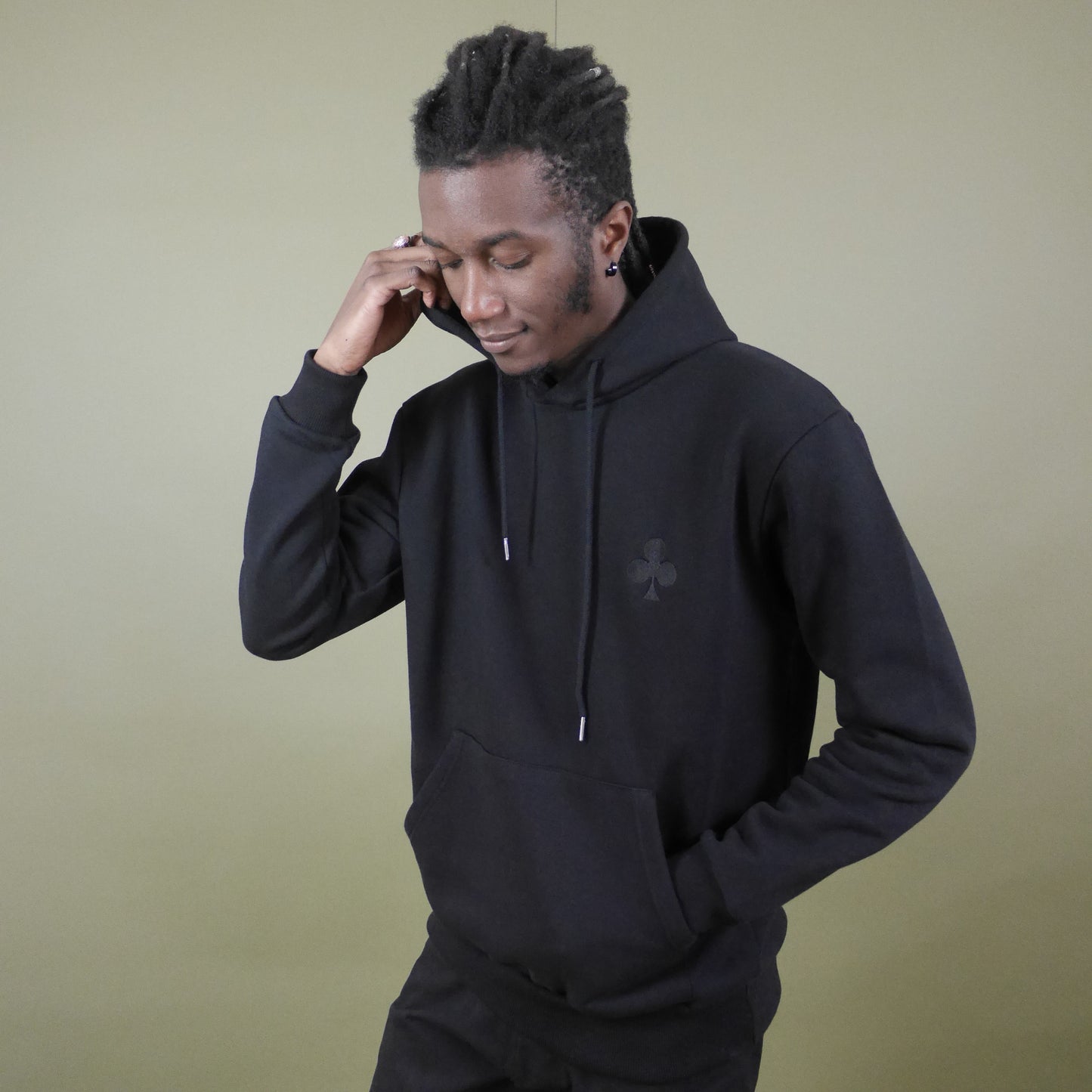 monsieurbarr hoodie noir broderie trèfle noir côté coeur