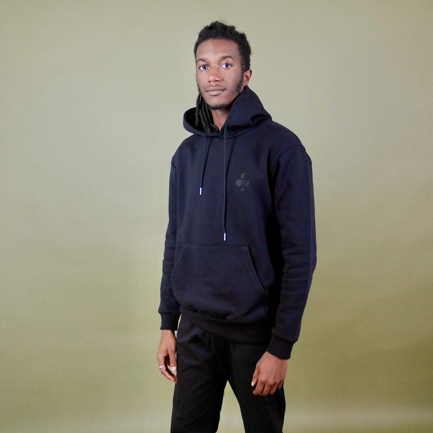 monsieurbarr hoodie noir broderie trèfle noir côté coeur