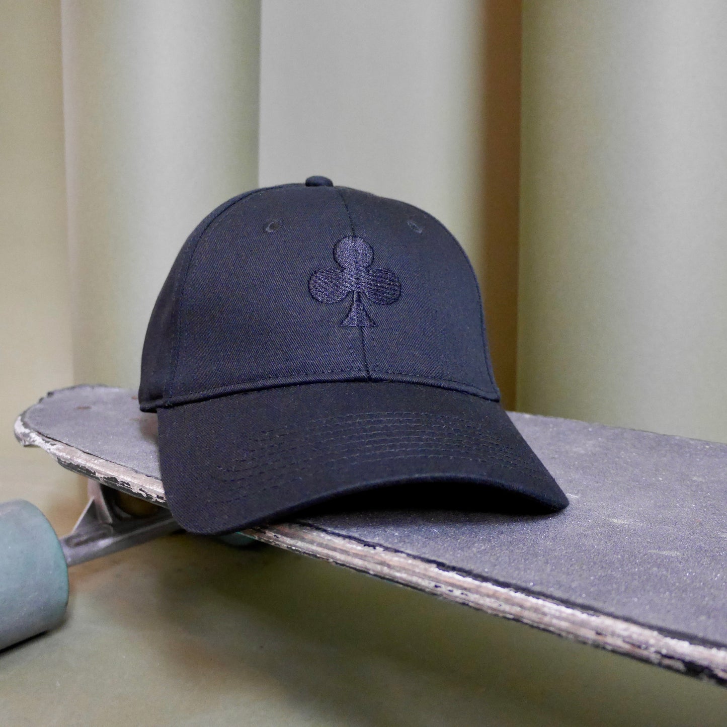 monsieurbarr casquette noir en coton broderie trèfle noir