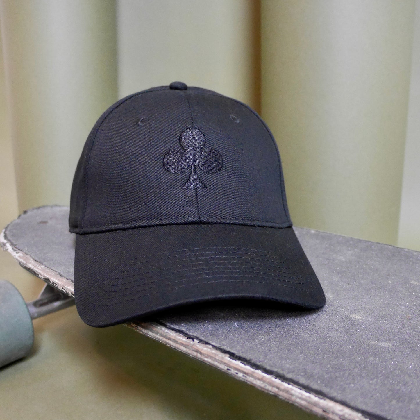 monsieurbarr casquette noir en coton broderie trèfle noir