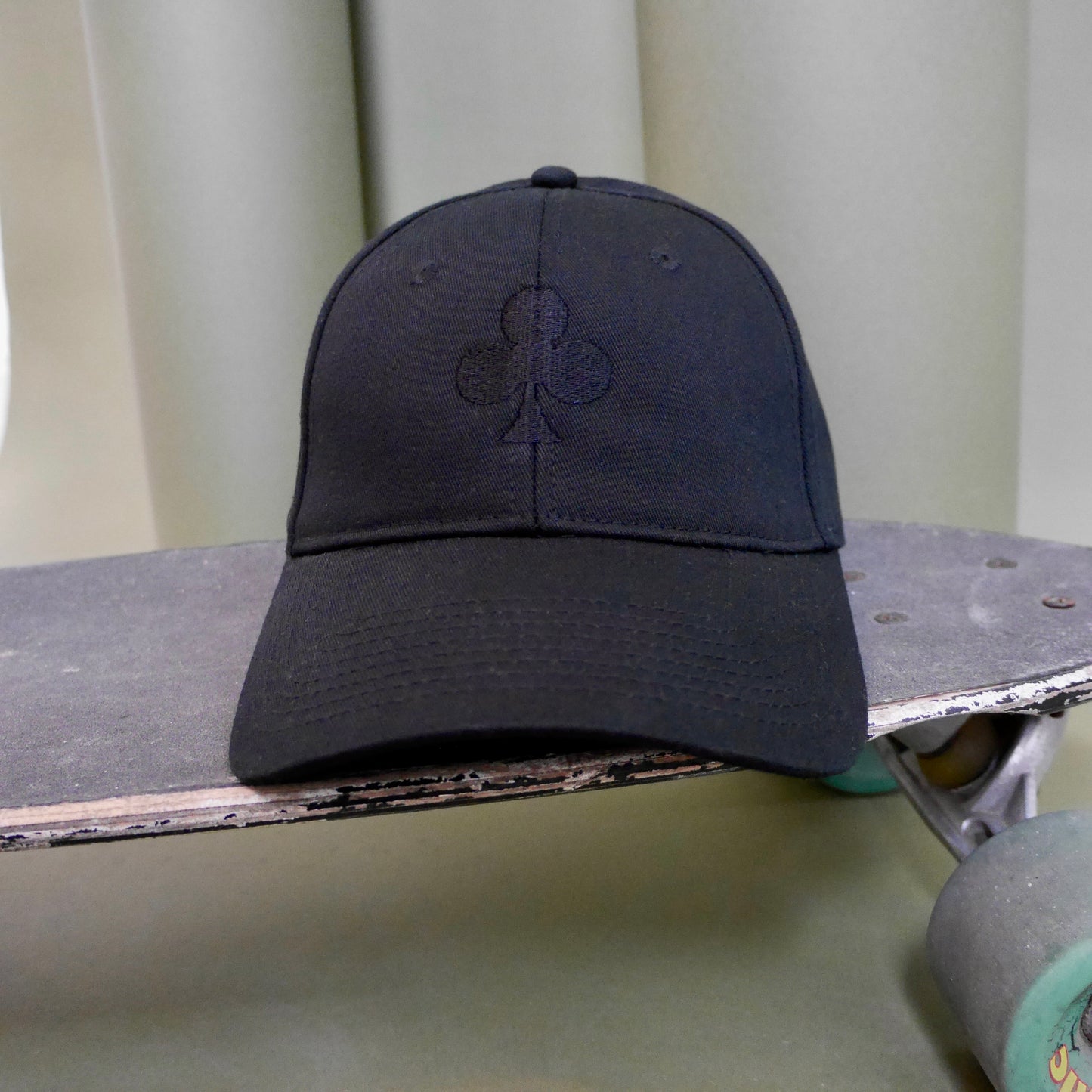 monsieurbarr casquette noir en coton broderie trèfle noir