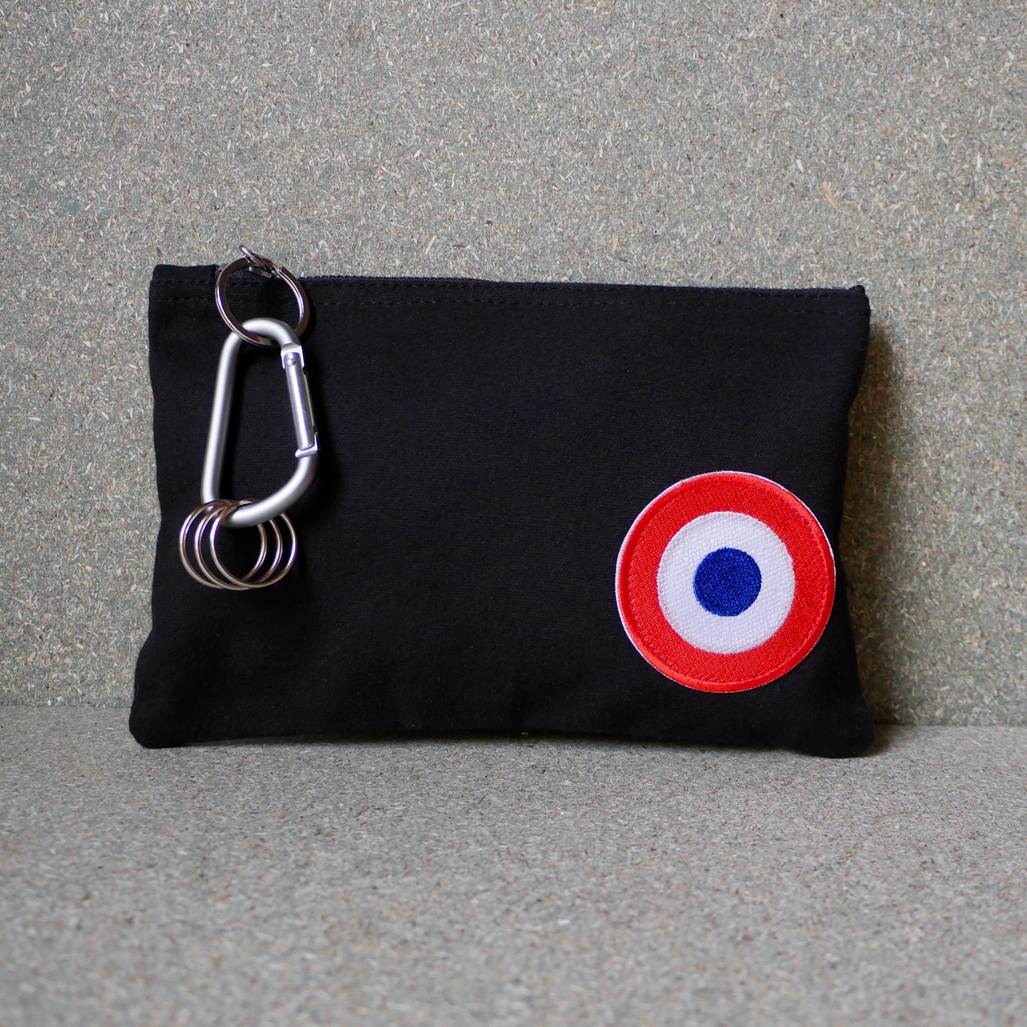 monsieurbarr pochette noir format rectangle patch cousu bleu blanc rouge et mousqueton pour accrocher au pantalon