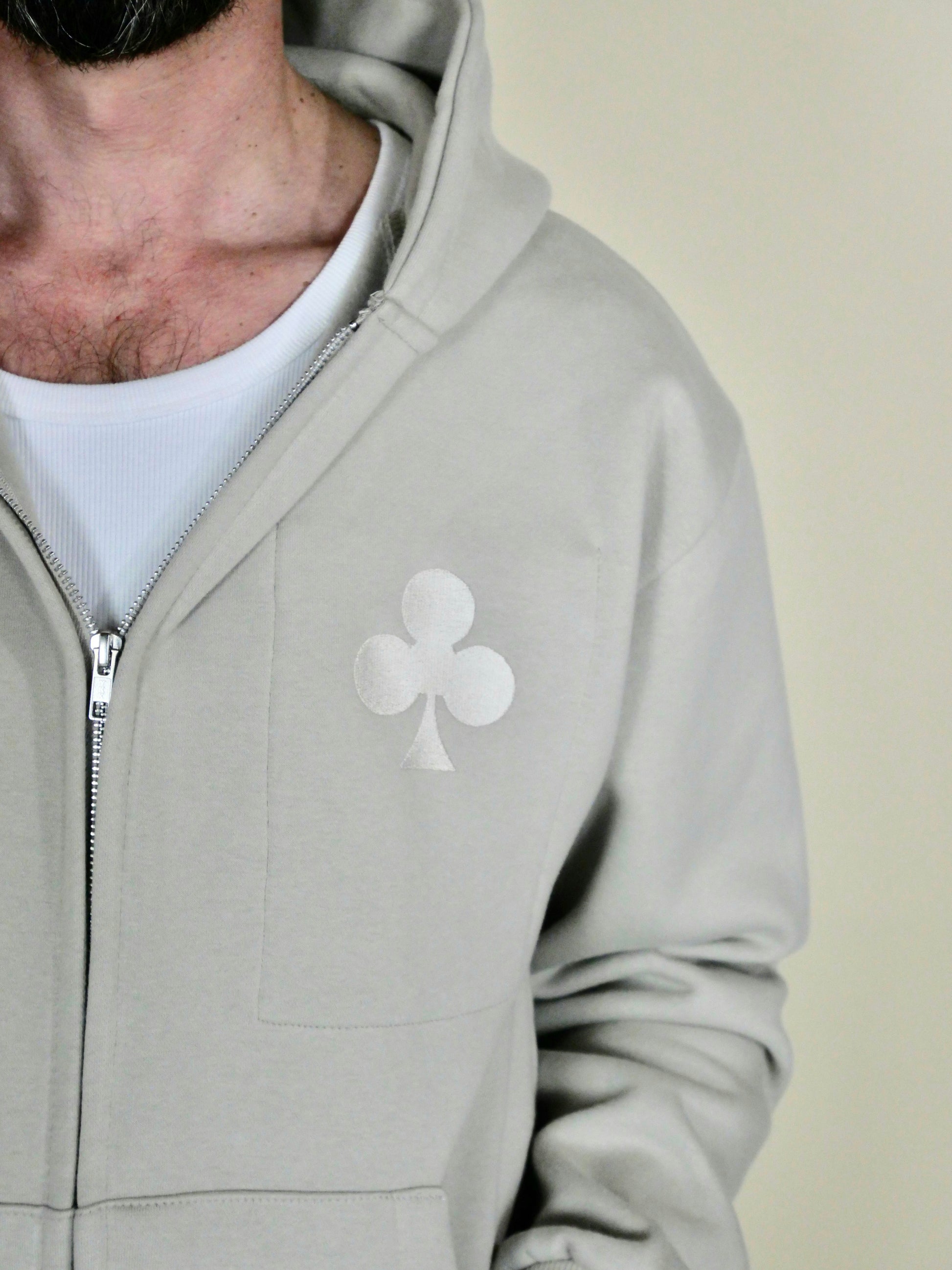 Hoodie zippé lourd couleur pierre naturelle monsieurbarr, coton dense, poche kangourou et grand trèfle signature