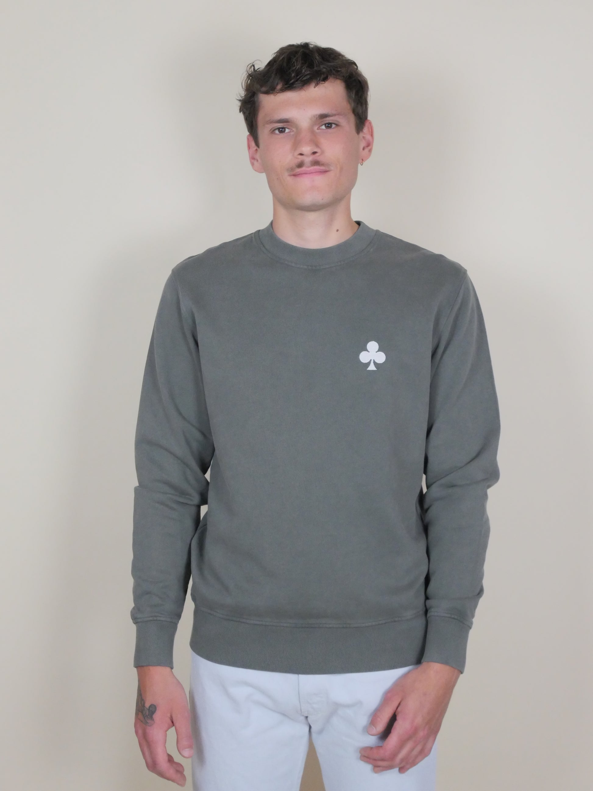 Sweatshirt kaki délavé en coton biologique épais 470 GSM trèfle brodé beige 