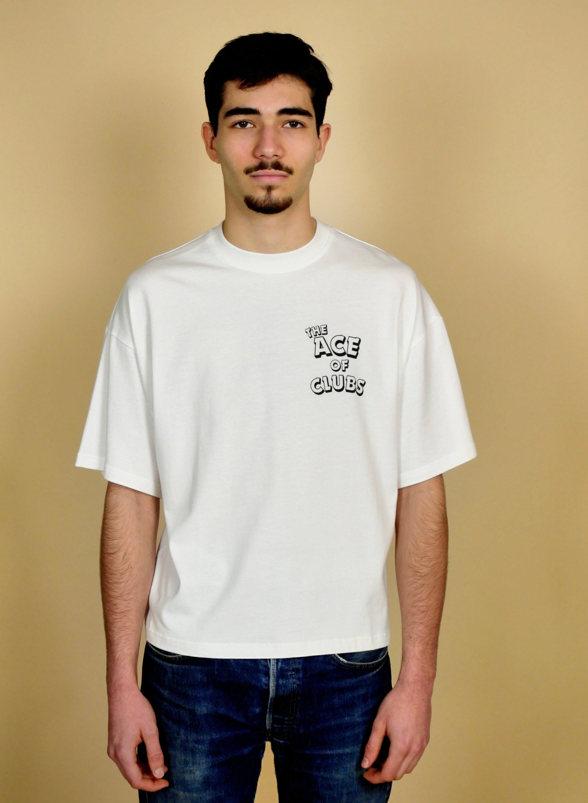 Monsieurbarr T-shirt Boxy Blanc – Ace of Clubs Cartoon (Collection Limitée), réalisé au Portugal pour un look streetwear affirmé.