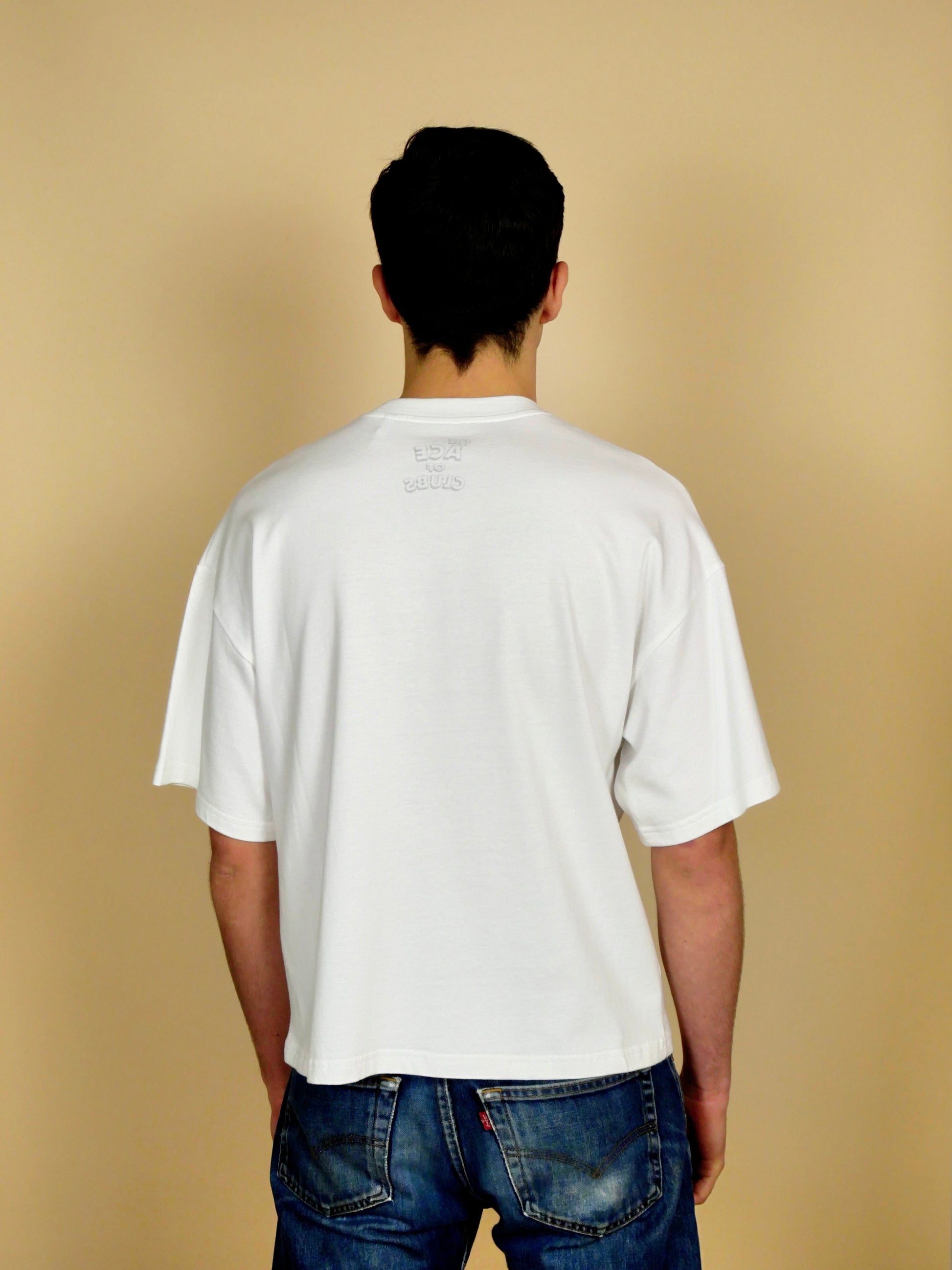 Monsieurbarr T-shirt Boxy Blanc – Ace of Clubs Cartoon (Édition Exclusive), produit au Portugal avec un design tendance.