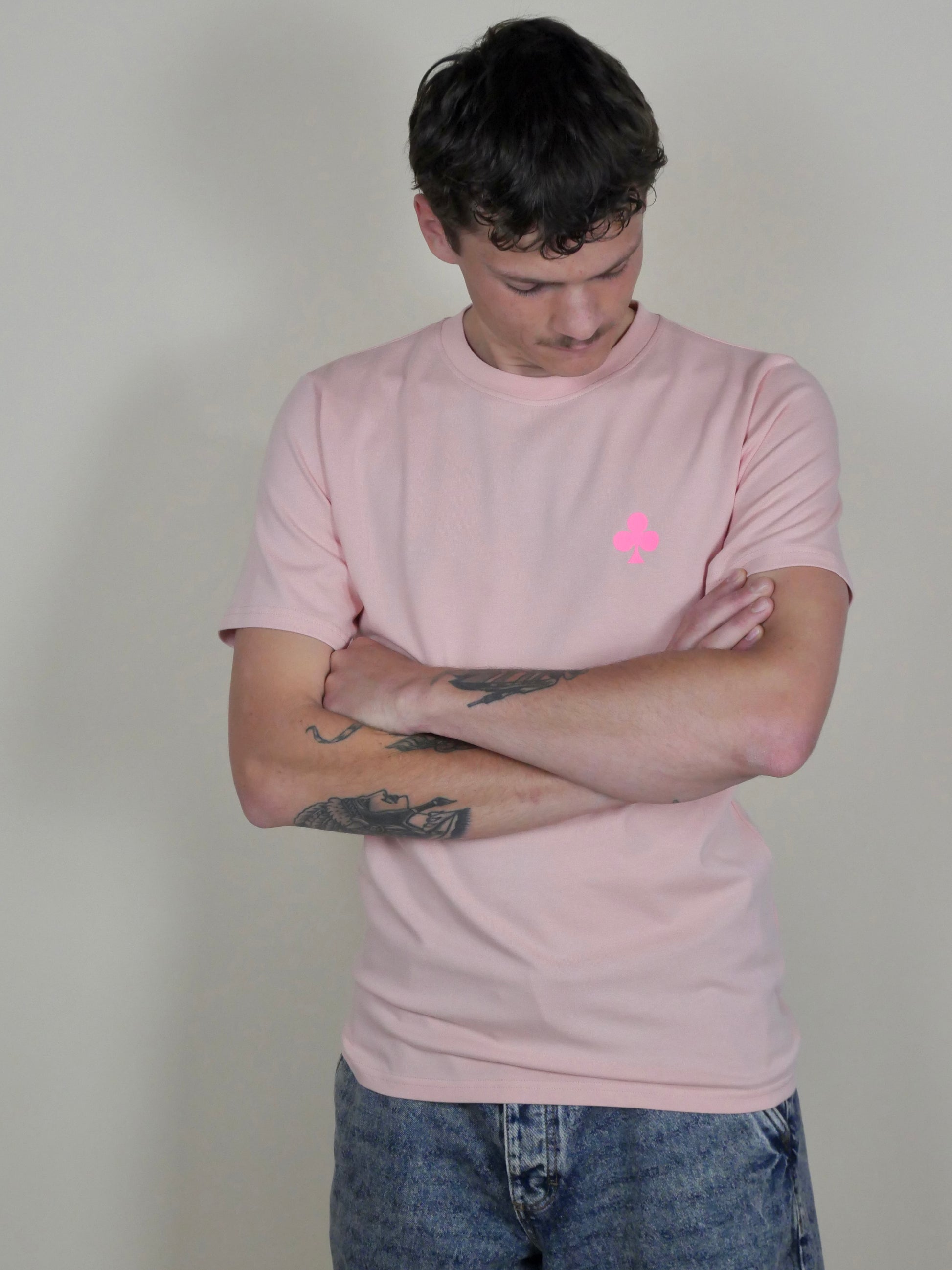 Monsieurbarr T-shirt rose T-shirt homme / unisexe fabriqué au Portugal, avec broderie trèfle rose fluo 