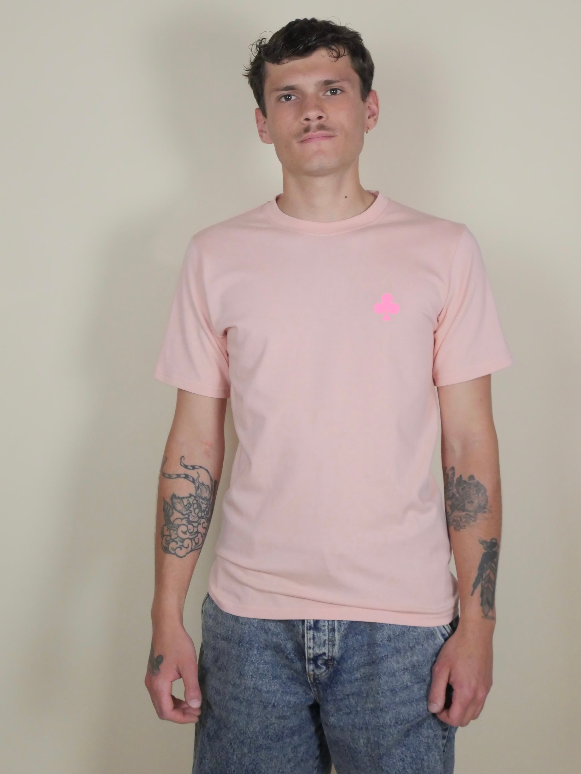T-shirt Rose Trèfle brodé rose fluo signature  détail fort et distinctif côté cœur