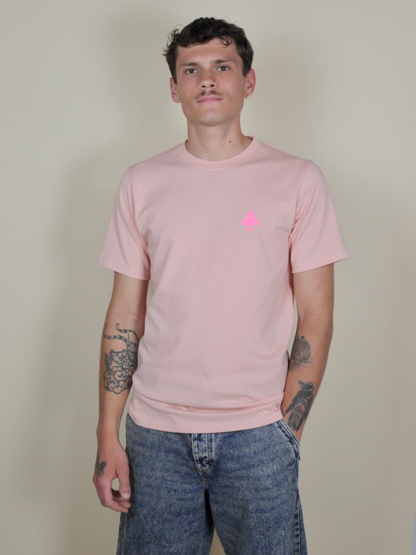 T-shirt rose argile en coton biologique épais 240 GSM, alliant confort premium et tenue durable.