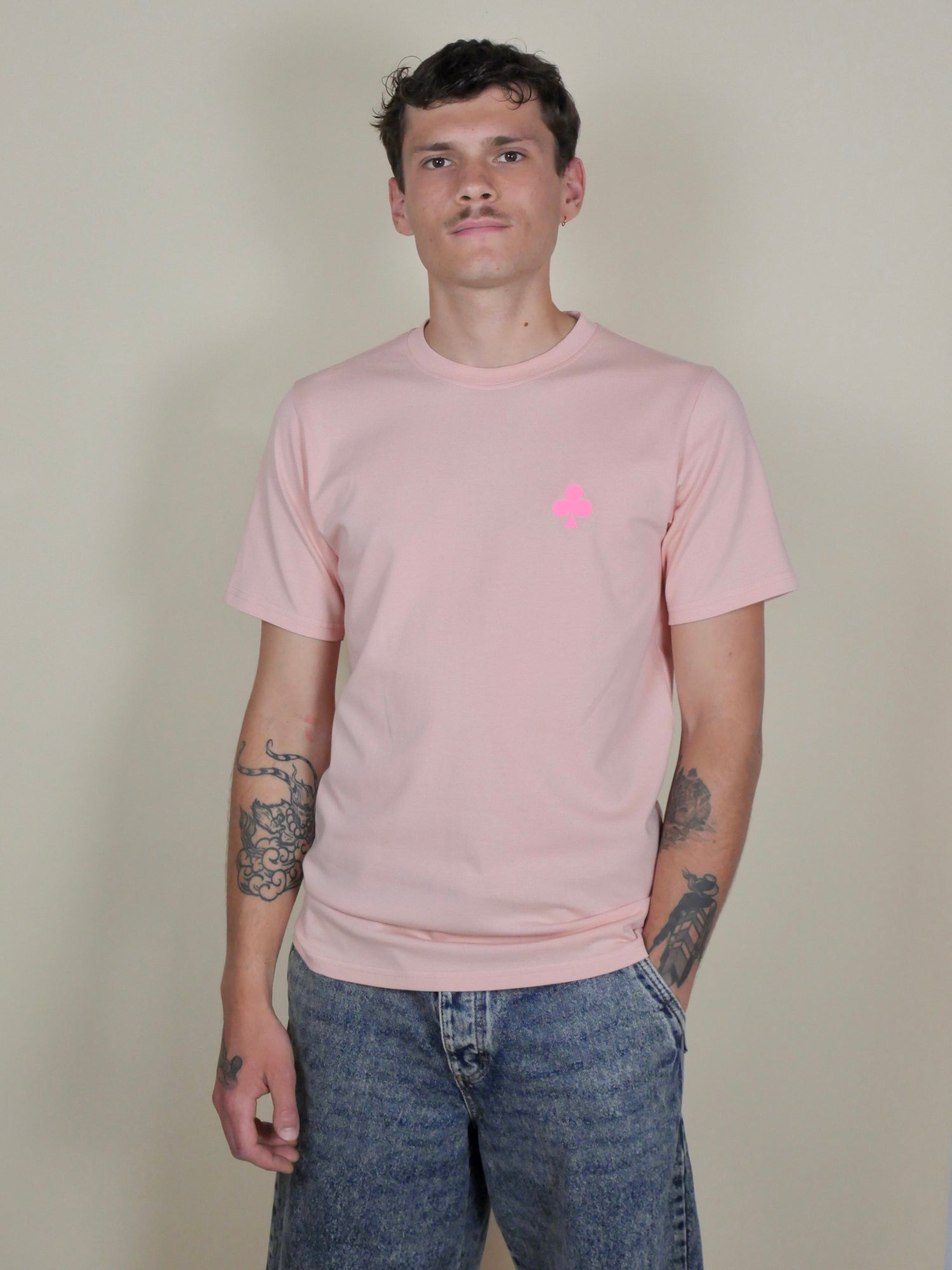T-shirt rose argile en coton biologique épais 240 GSM, alliant confort premium et tenue durable.