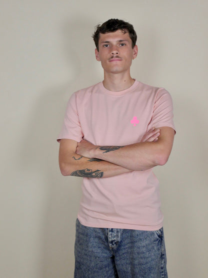 T-shirt rose argile en coton biologique avec trèfle de chance brodé rose fluo 