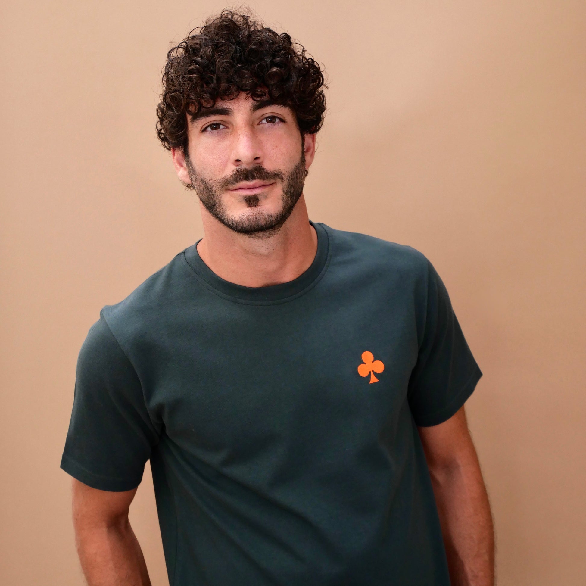MONSIEURBARR T-shirt vert sauvage fbriqué au Portugal broderie trèfle orange côté coeur 