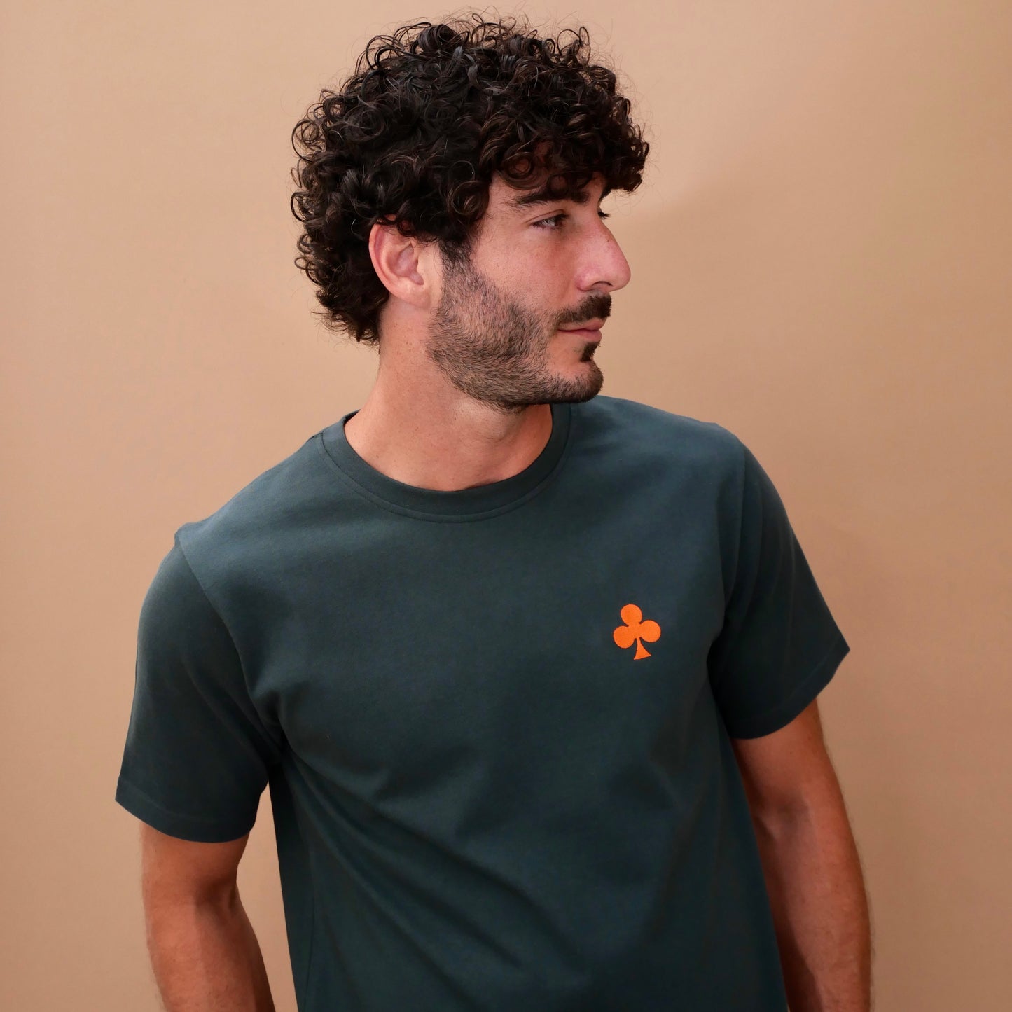 MONSIEURBARR T-shirt vert sauvage fbriqué au Portugal broderie trèfle orange côté coeur 