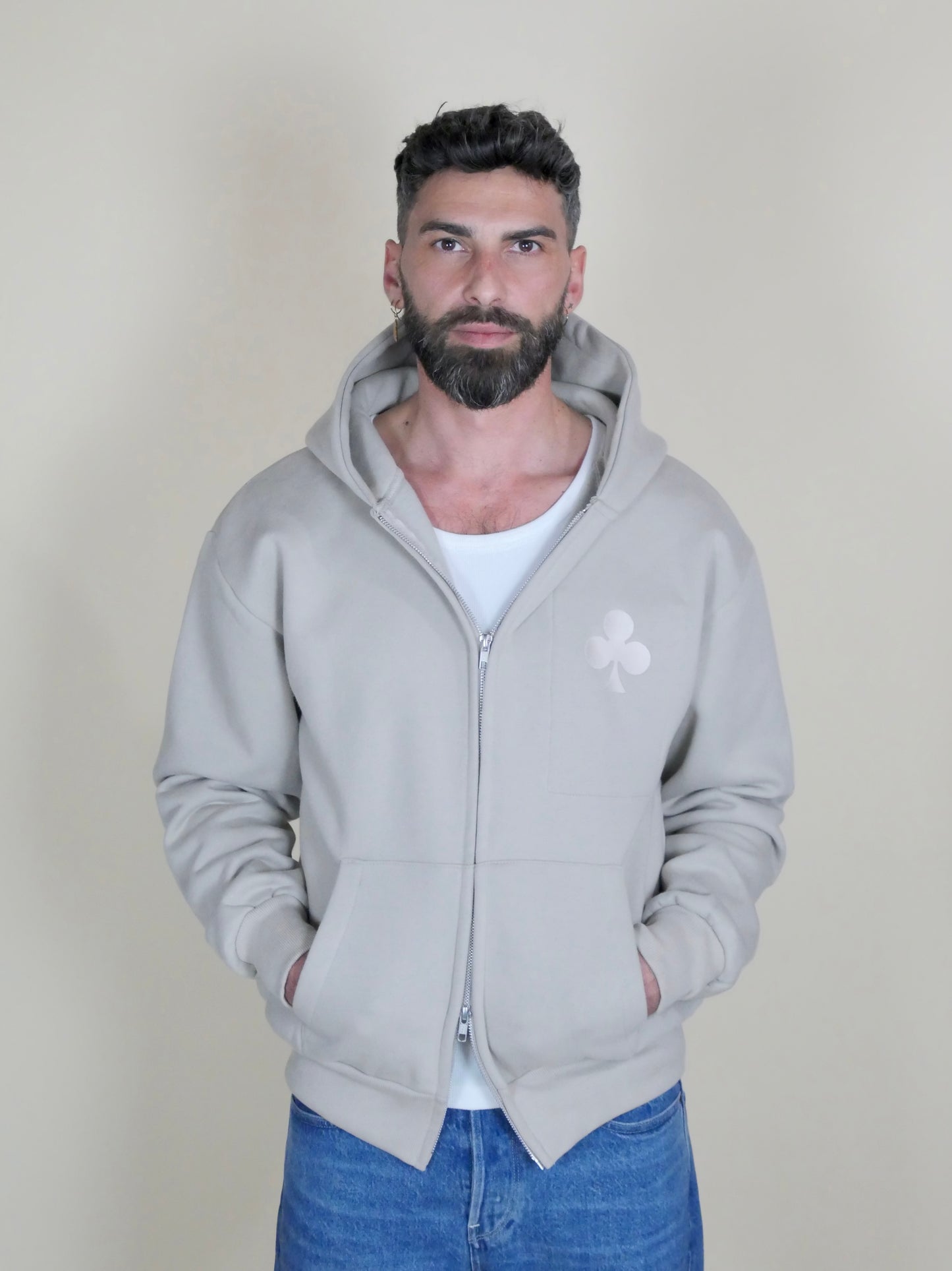 Sweat à capuche zippé premium monsieurbarr, tissu épais intérieur brossé, silhouette ample et trèfle iconique grand format