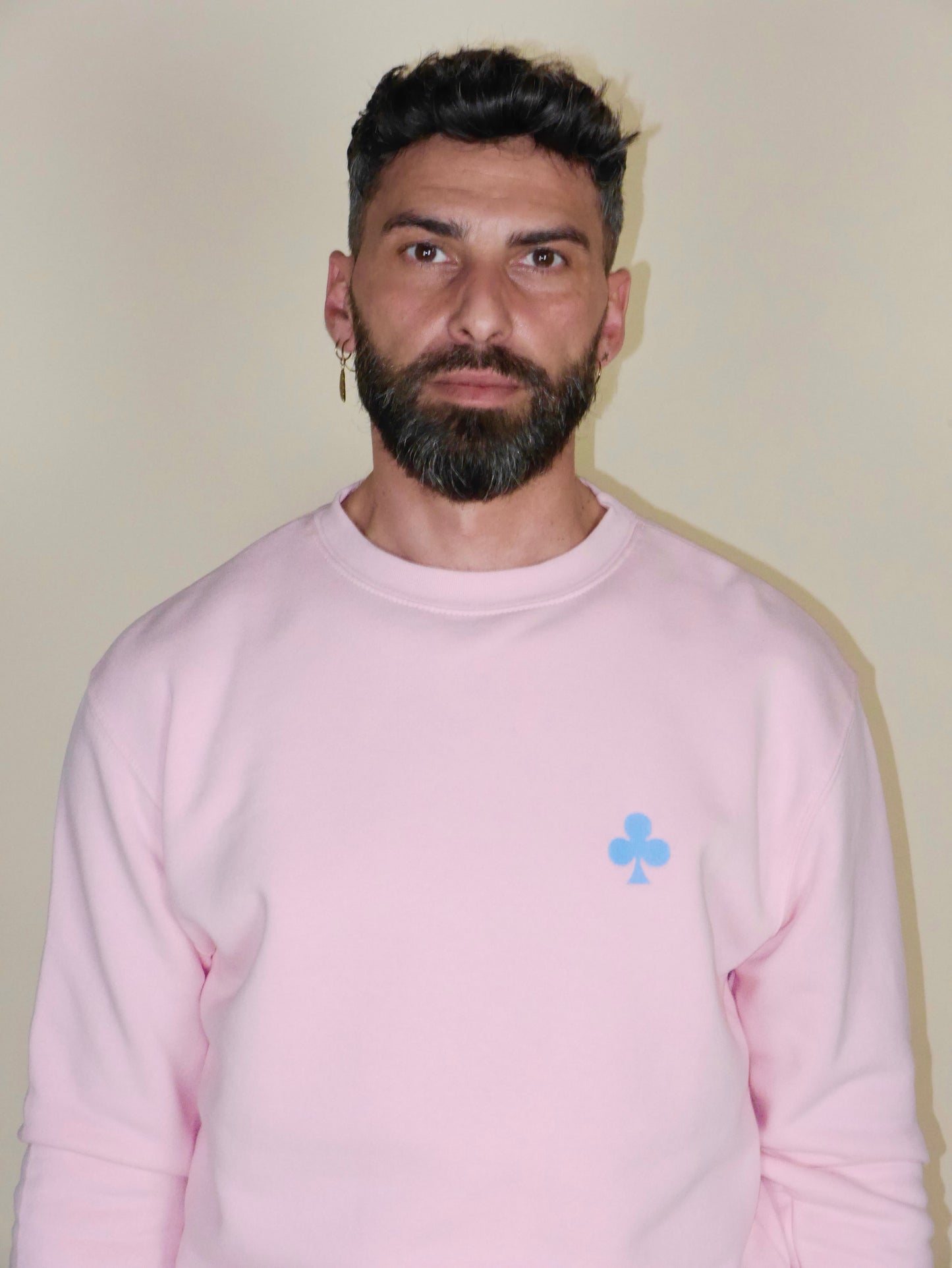 Sweat rose minimaliste avec emblème trèfle bleu ciel, porté face