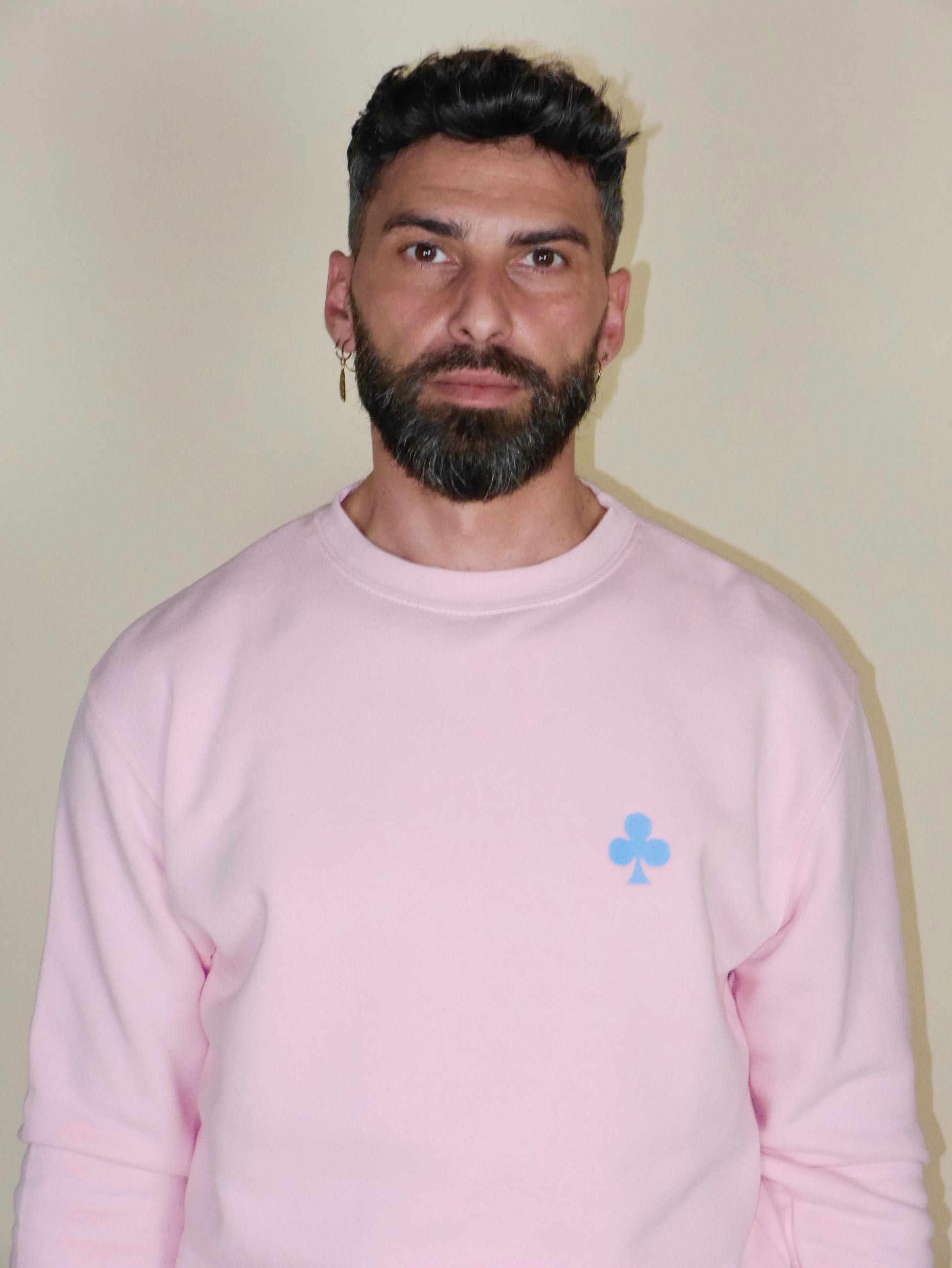 Sweat rose minimaliste avec emblème trèfle bleu ciel, porté face