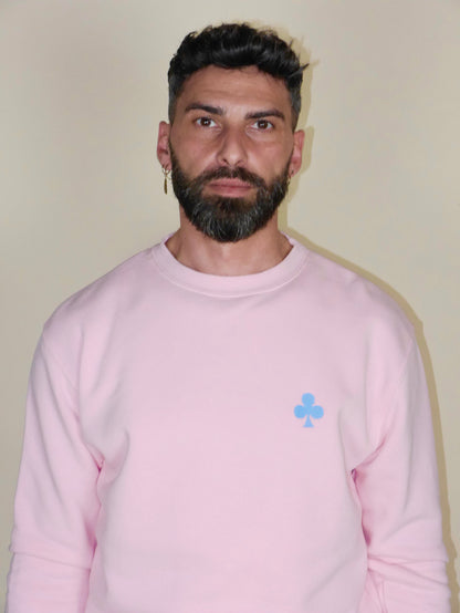 Sweat rose minimaliste avec emblème trèfle bleu ciel, porté face
