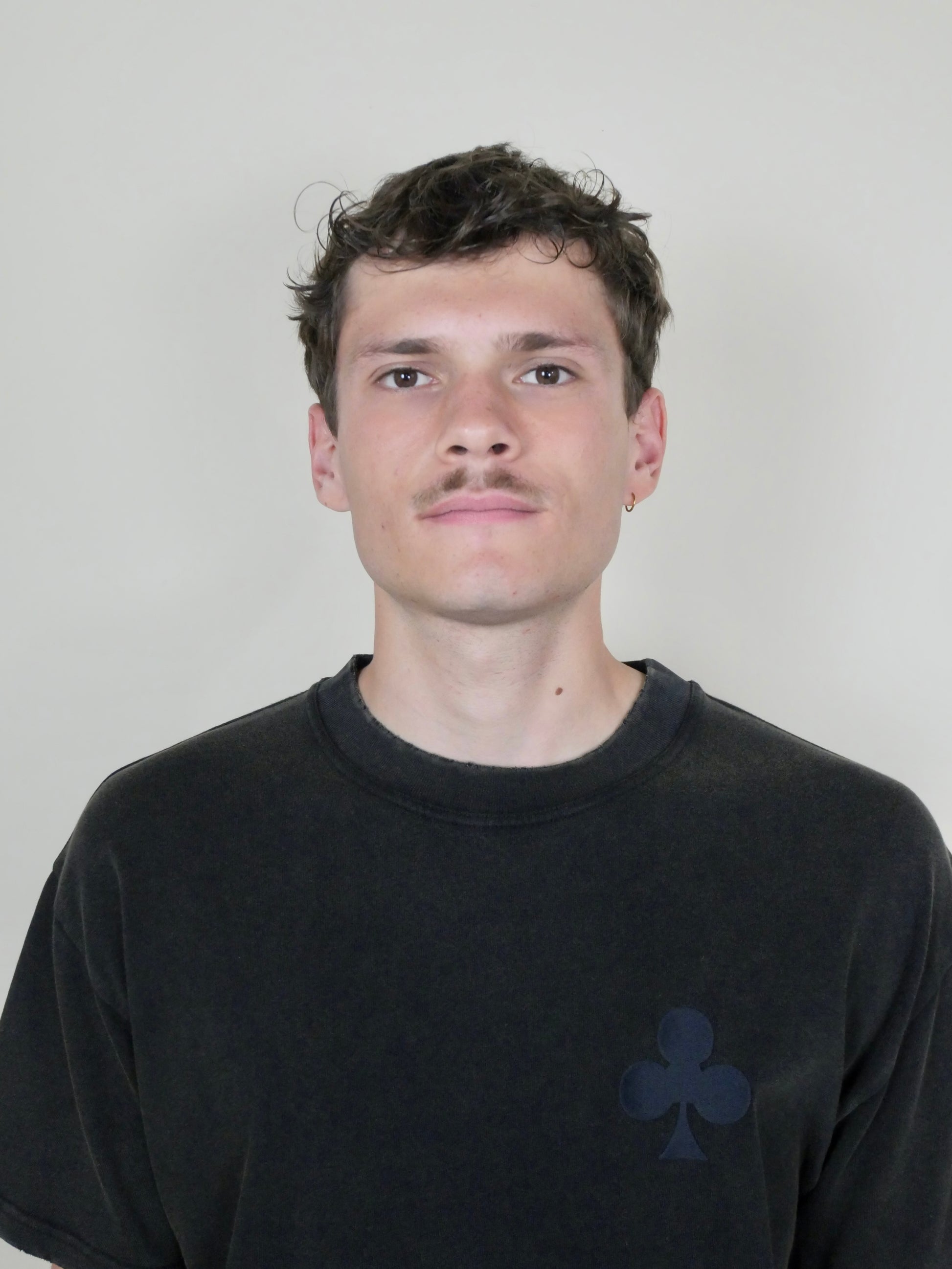 T-shirt homme / unisexe fabriqué au Portugal, chaque pièce est unique grâce à sa teinture spéciale.