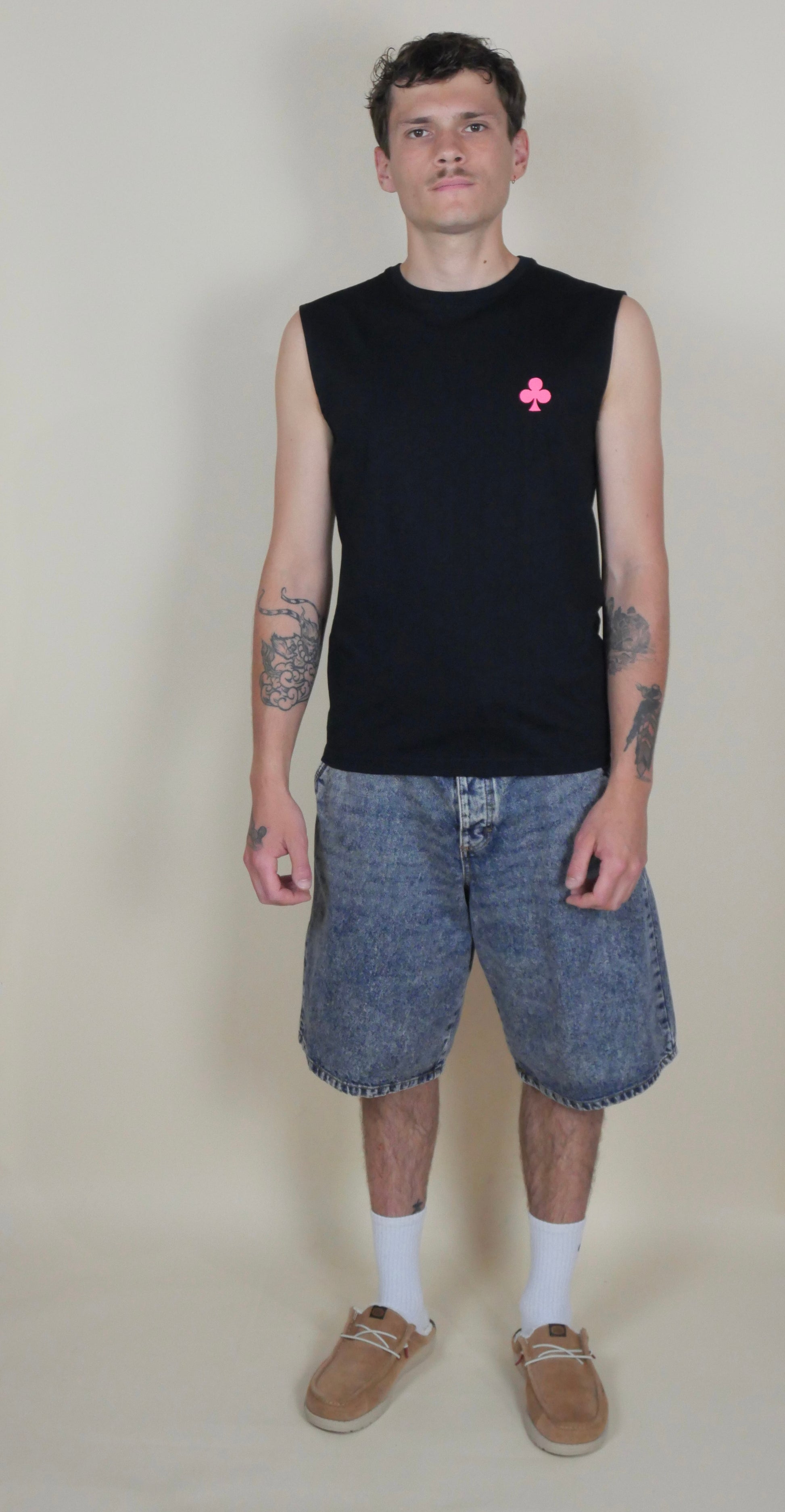 monsieur barr t-shirt noir sans manches broderie trèfle rose 
