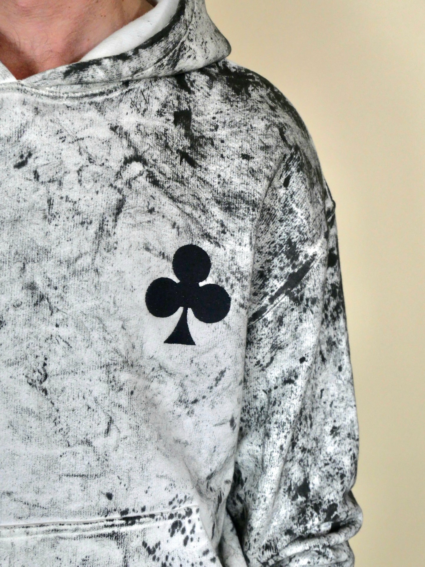 Sweat dye végétal haut de gamme, coton épais, intérieur doux et emblème trèfle iconique grand format