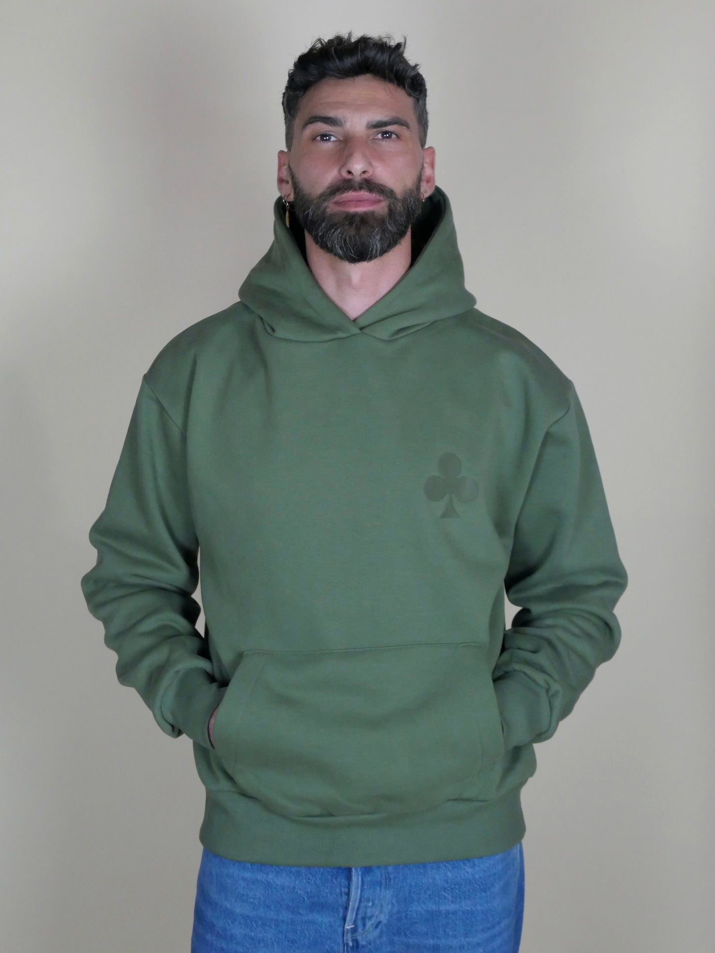 Hoodie kaki oversize unisexe en coton épais 440 g/m², intérieur brossé et grand trèfle kaki ton sur ton