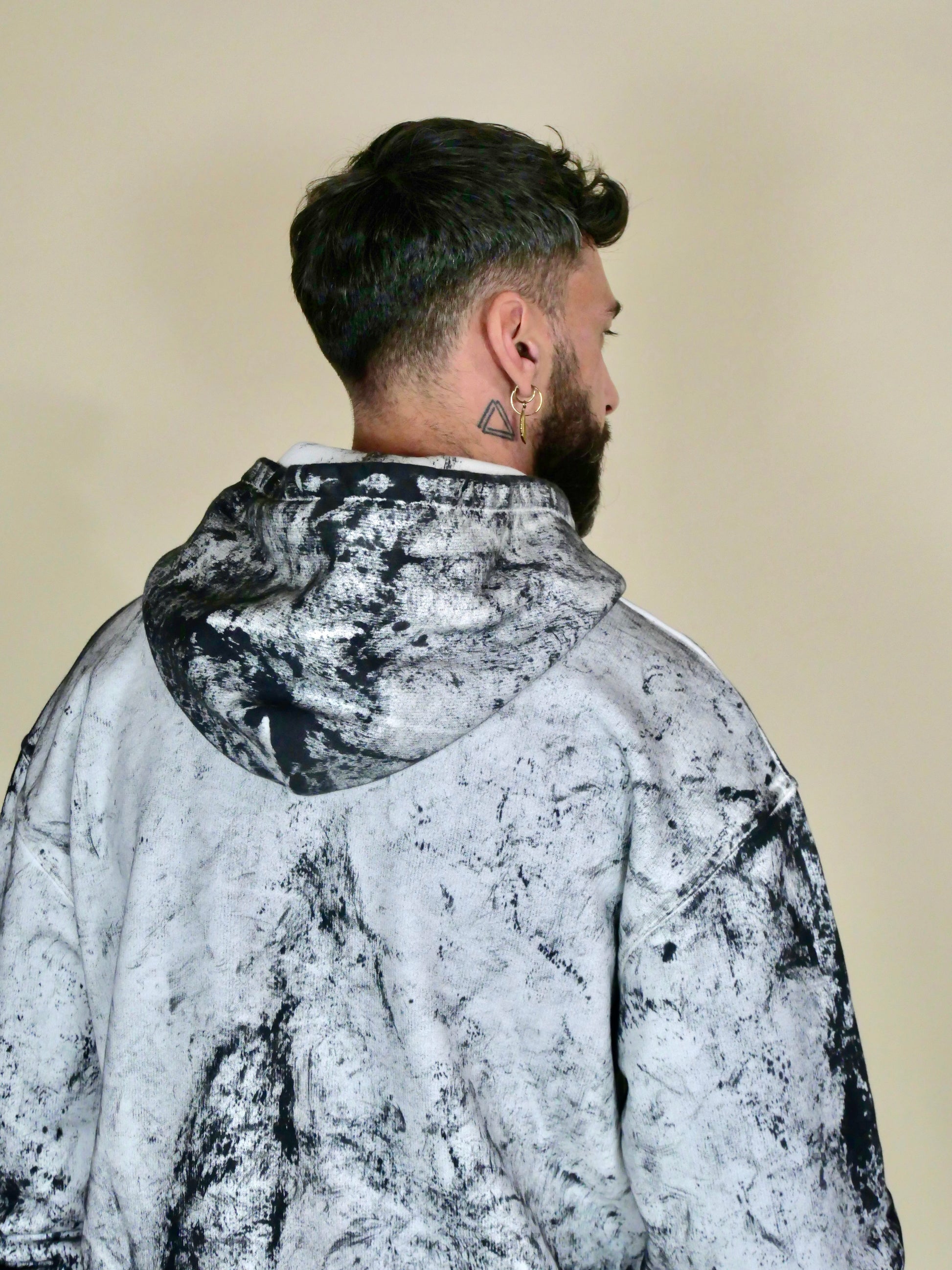 Hoodie premium dye végétal, rendu vintage organique et trèfle iconique grand format