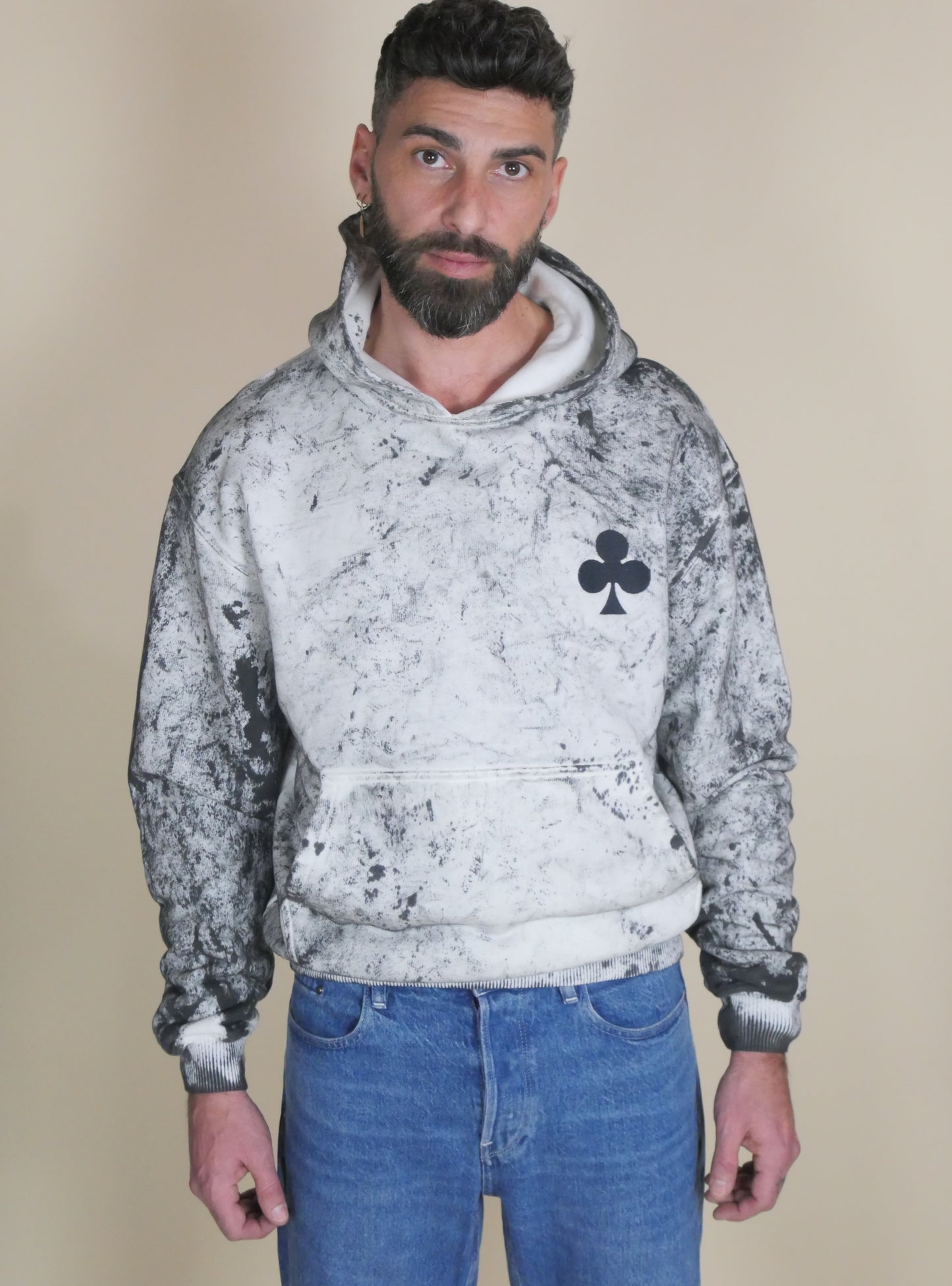 Hoodie à teinture végétale en coton French Terry, effet organique et grand trèfle signature sur la poitrine.