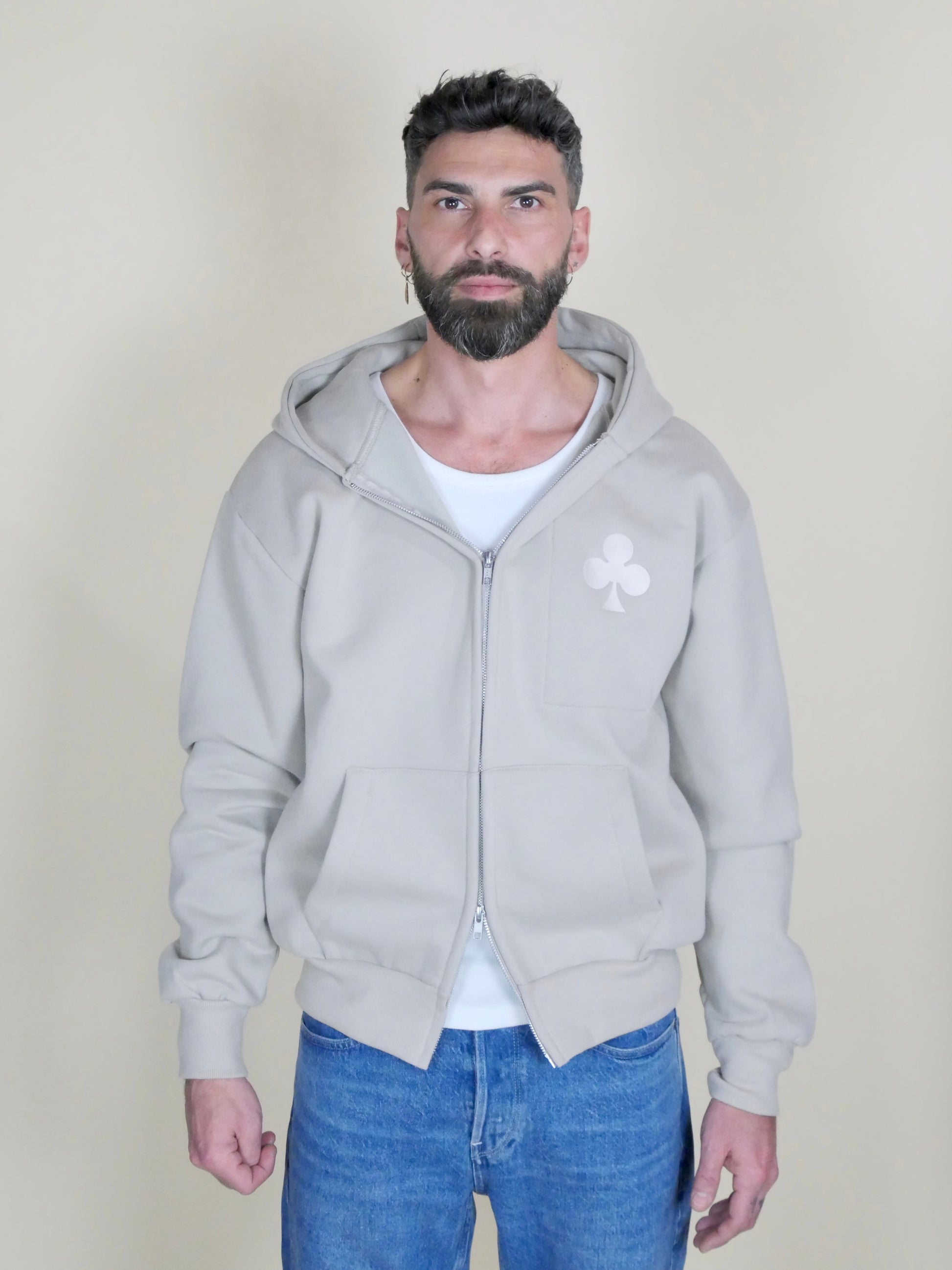Hoodie zippé épais monsieurbarr en coton lourd 440 GSM, coupe ample, avec grand trèfle iconique Blanc Corfou sur fond pierre calcaire