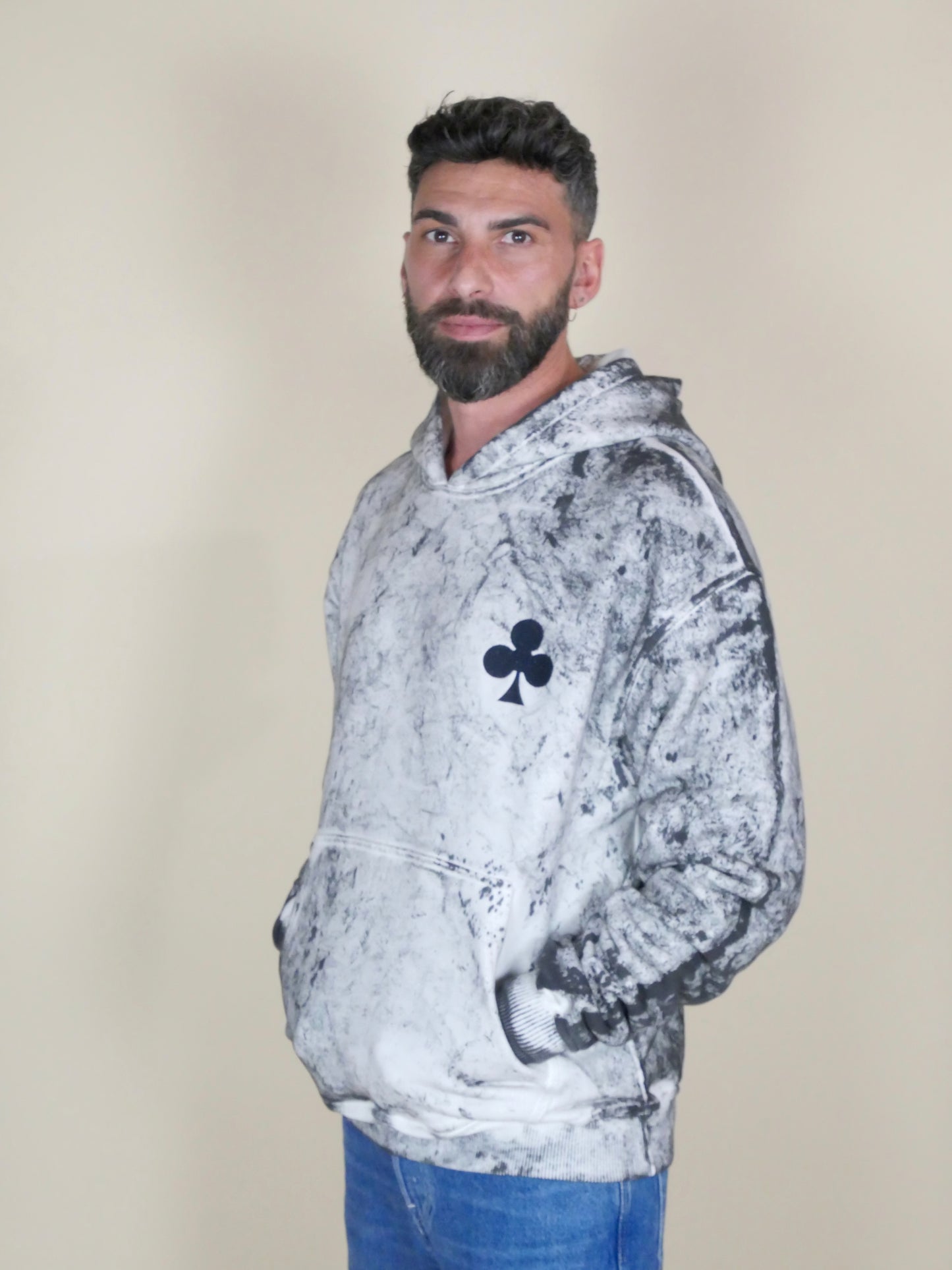 Sweat à capuche dye végétal premium, teinture artisanale aux nuances uniques et trèfle grand format monsieurbarr